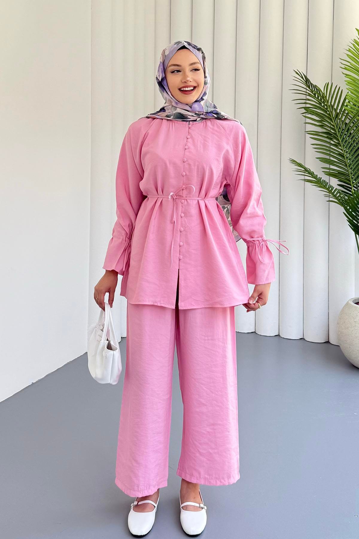 Kolları Bağcık Detaylı Önden Düğmeli Tesettür Takım-PEMBE