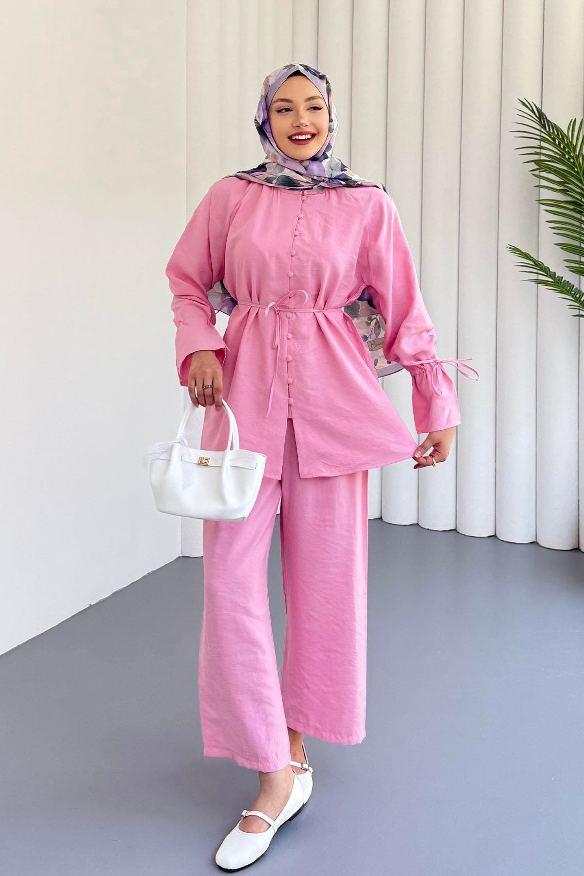 Kolları Bağcık Detaylı Önden Düğmeli Tesettür Takım-PEMBE