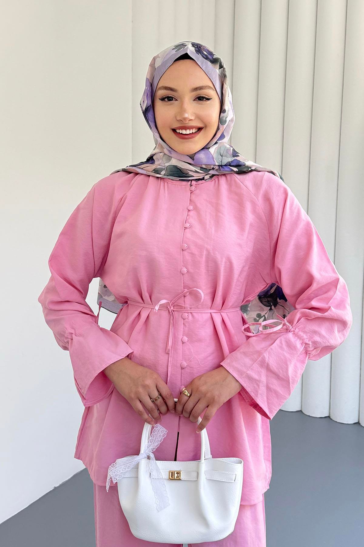 Kolları Bağcık Detaylı Önden Düğmeli Tesettür Takım-PEMBE