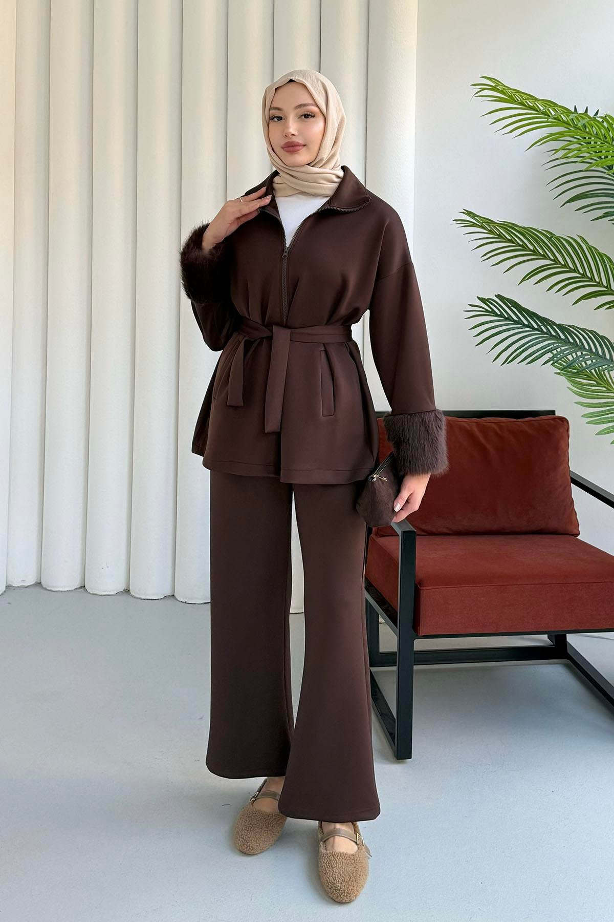 Kolları Kürk Detaylı Pantolonlu Tesettür Takım-KAHVERENGİ