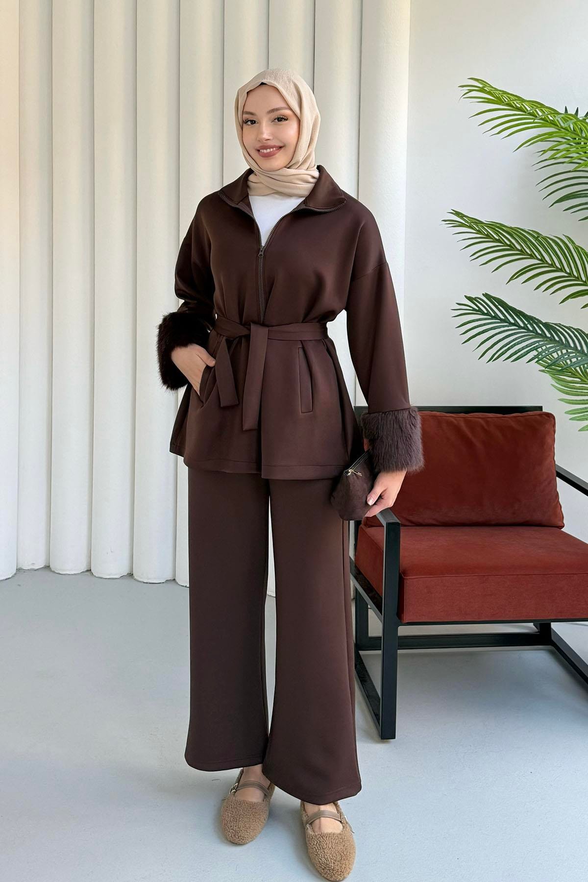 Kolları Kürk Detaylı Pantolonlu Tesettür Takım-KAHVERENGİ