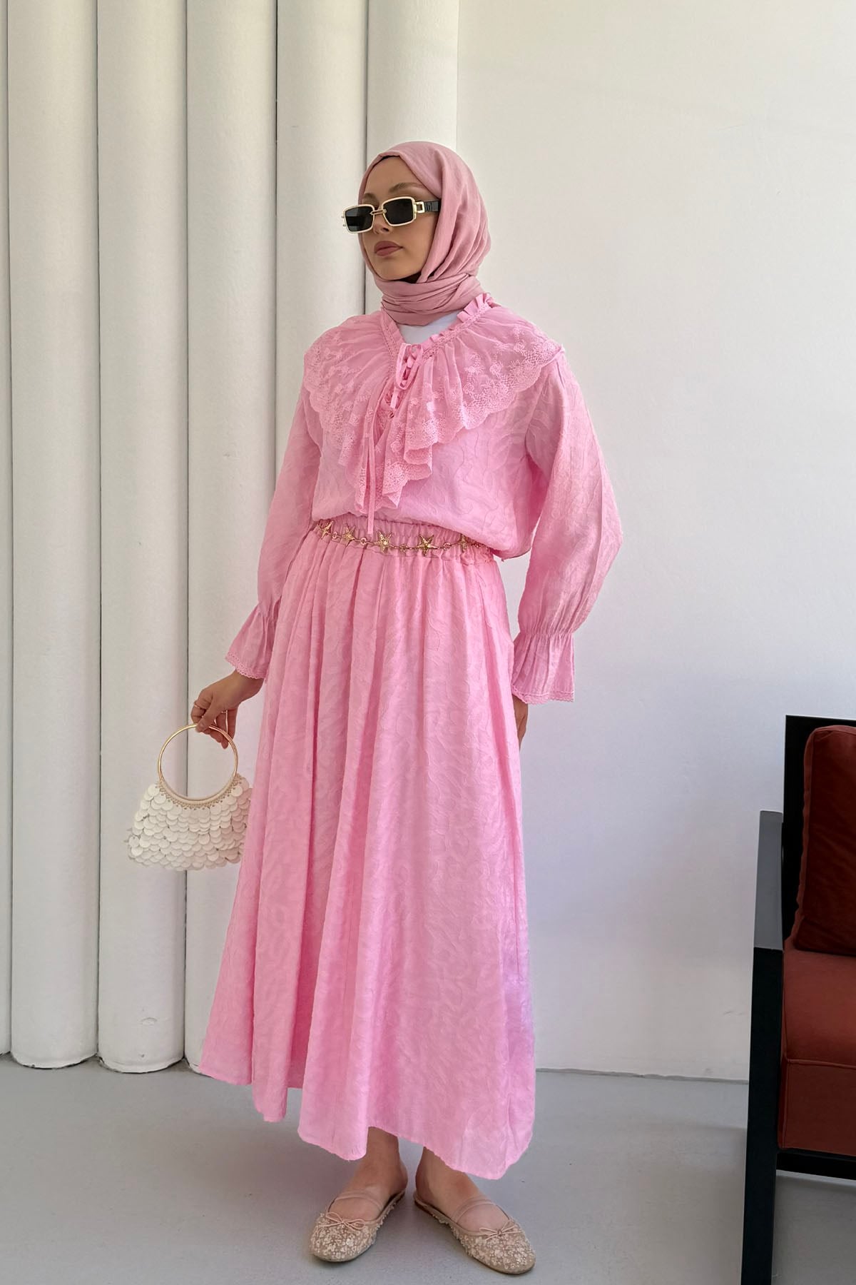 Kolları Lastik Detaylı Dantel Yaka Etekli Tesettür Takım-PEMBE