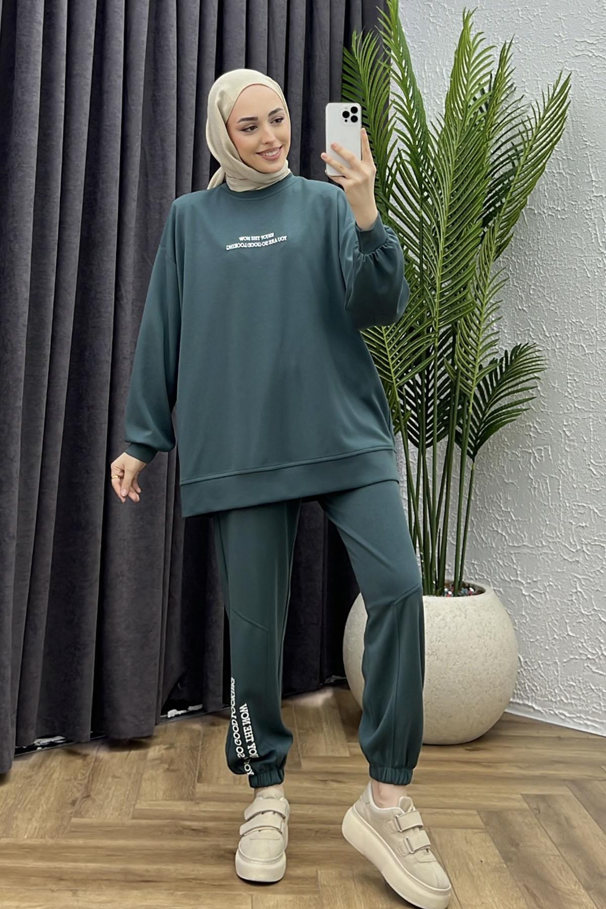 Nakış Detaylı Oversize Spor Tesettür Takım-ZÜMRÜT YEŞİL