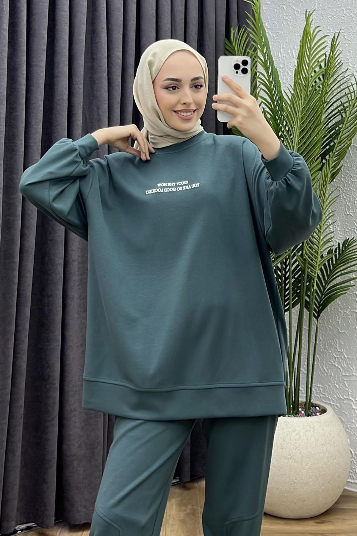 Nakış Detaylı Oversize Spor Tesettür Takım-ZÜMRÜT YEŞİL