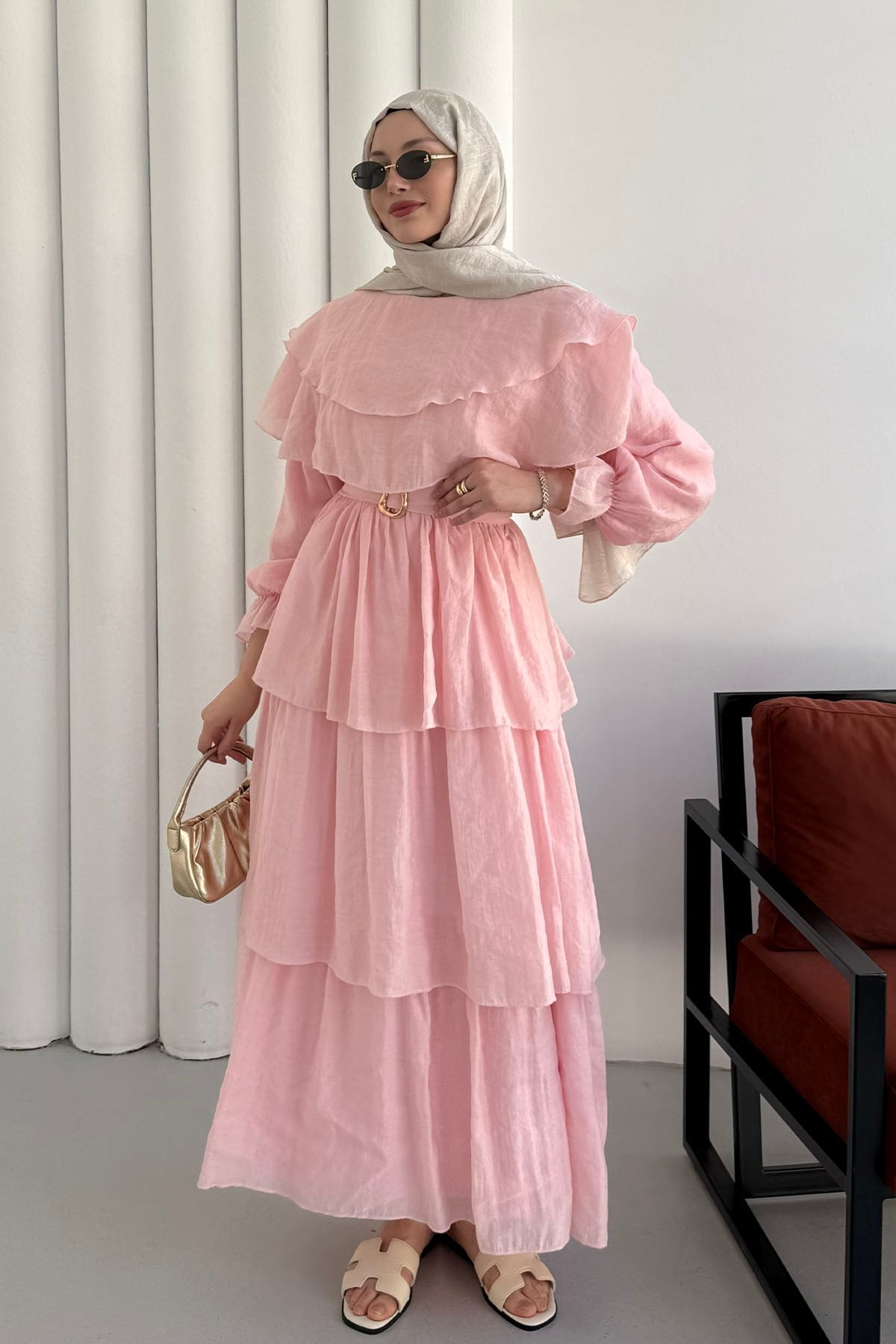 Omuz Pelerein Detay Kuşaklı Katkatlı Tesettür Elbise-PEMBE
