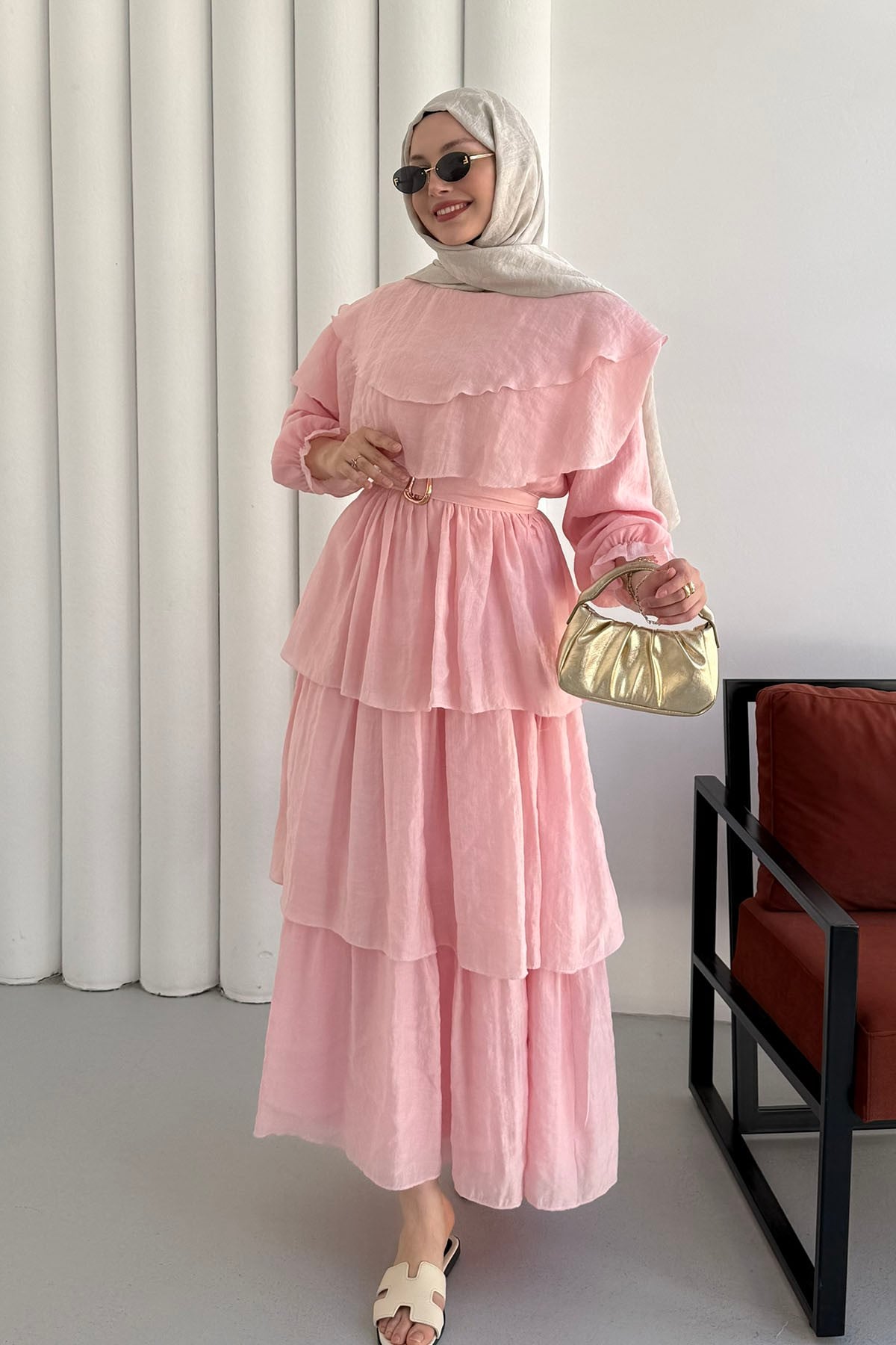 Omuz Pelerein Detay Kuşaklı Katkatlı Tesettür Elbise-PEMBE