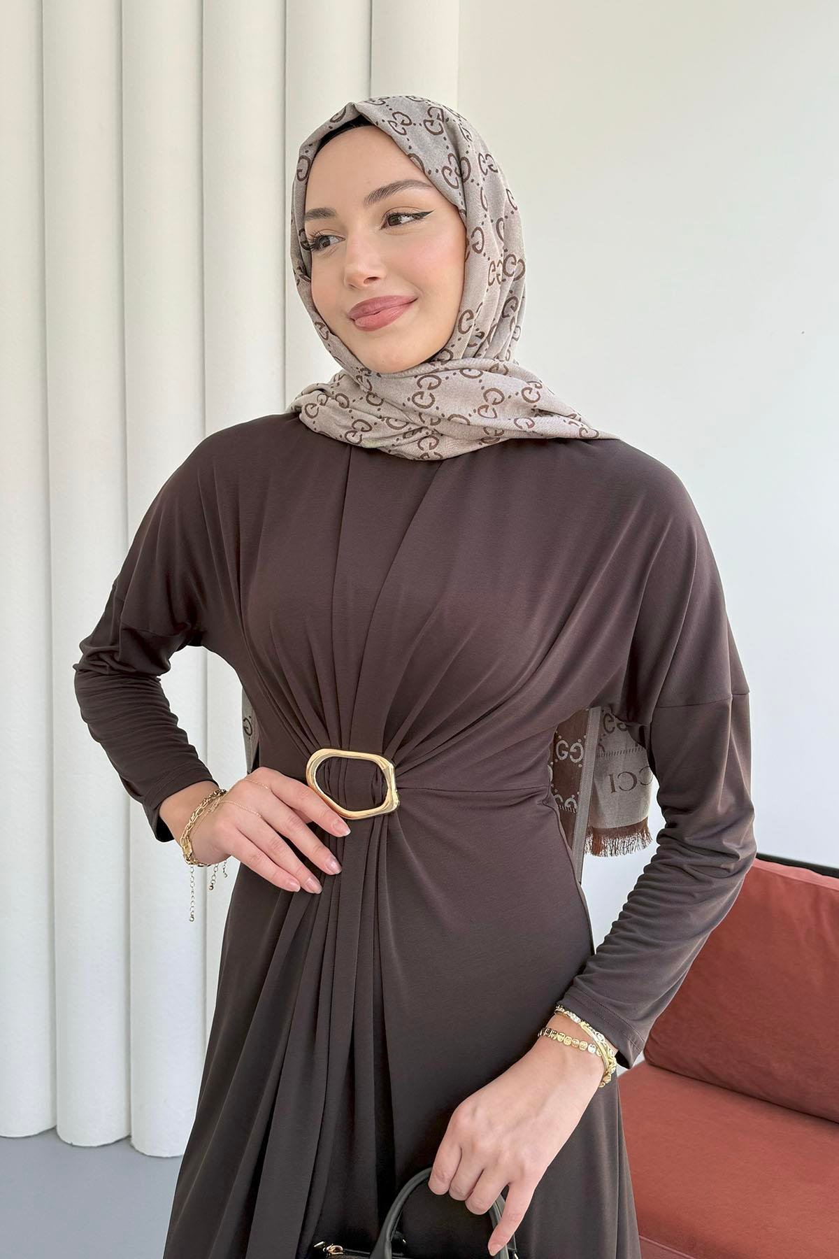Ön Toka Detaylı Pileli Tesettür Elbise-KAHVERENGİ