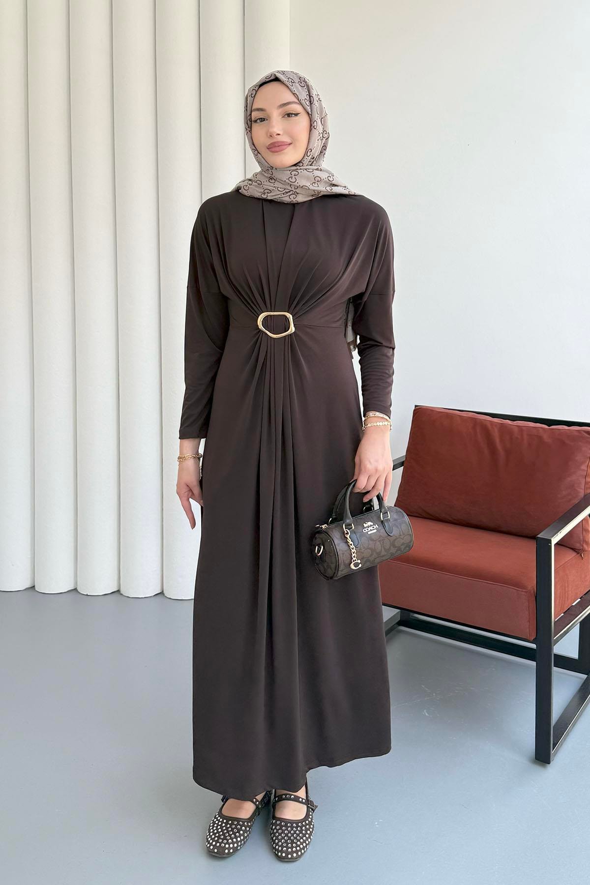 Ön Toka Detaylı Pileli Tesettür Elbise-KAHVERENGİ