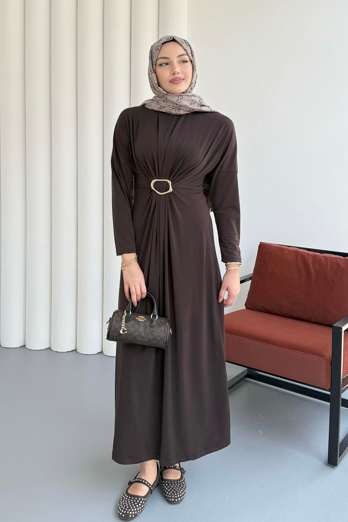 Ön Toka Detaylı Pileli Tesettür Elbise-KAHVERENGİ