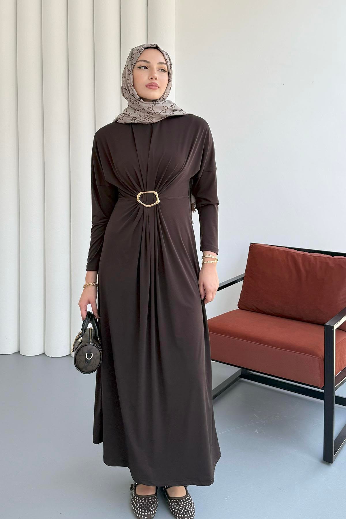 Ön Toka Detaylı Pileli Tesettür Elbise-KAHVERENGİ