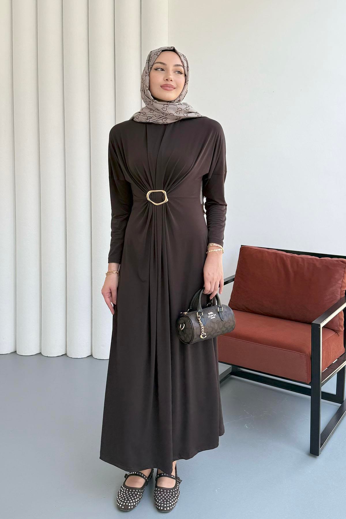 Ön Toka Detaylı Pileli Tesettür Elbise-KAHVERENGİ