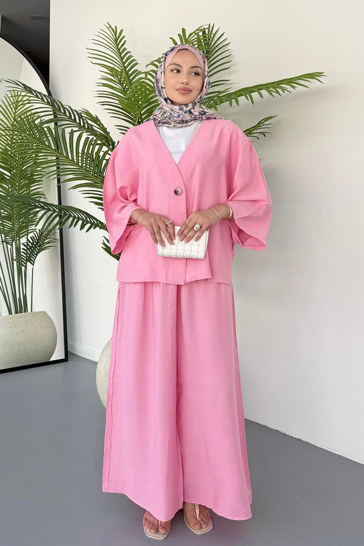 Önden Düğmeli Yanları Yırtmaçlı Ceketli Tesettür Takım-PEMBE