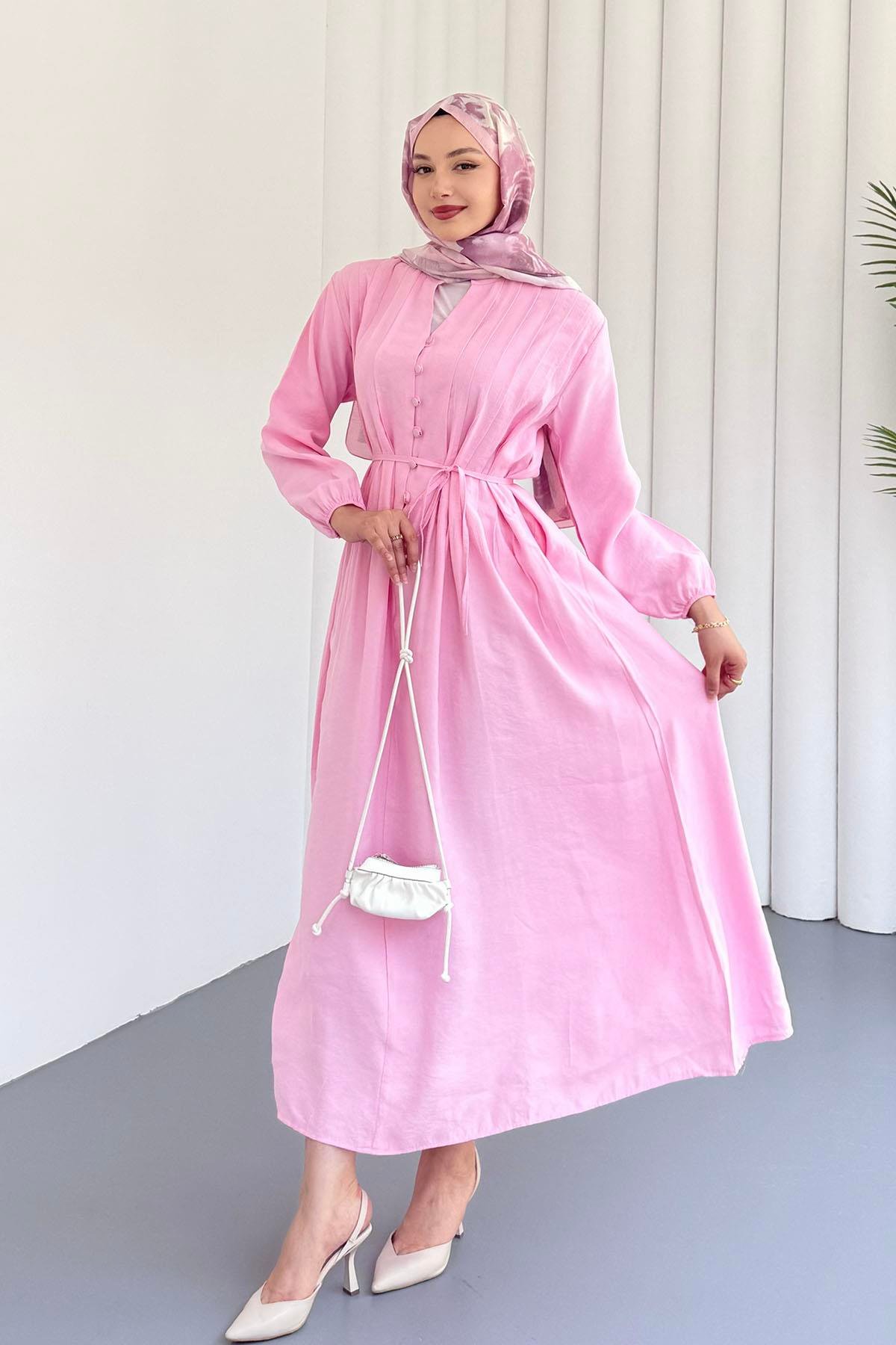 Önden Yarım Düğmeli Biye Kemerli Tesettür Elbise-PEMBE