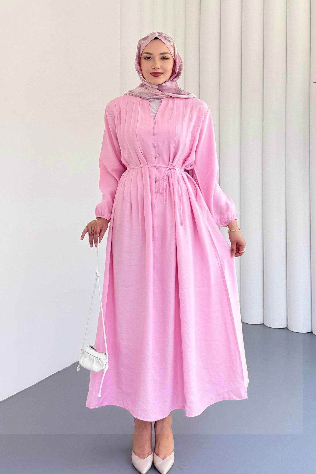 Önden Yarım Düğmeli Biye Kemerli Tesettür Elbise-PEMBE