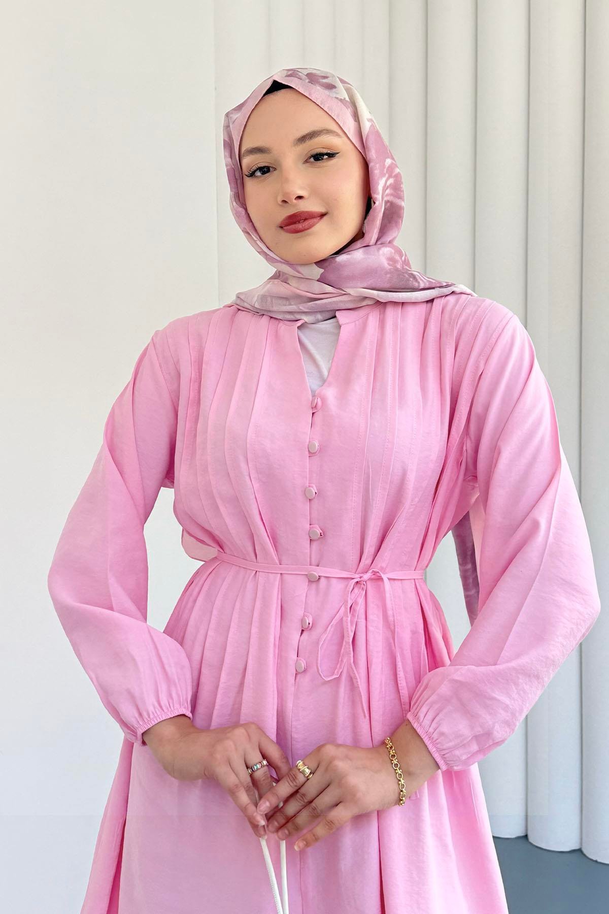 Önden Yarım Düğmeli Biye Kemerli Tesettür Elbise-PEMBE