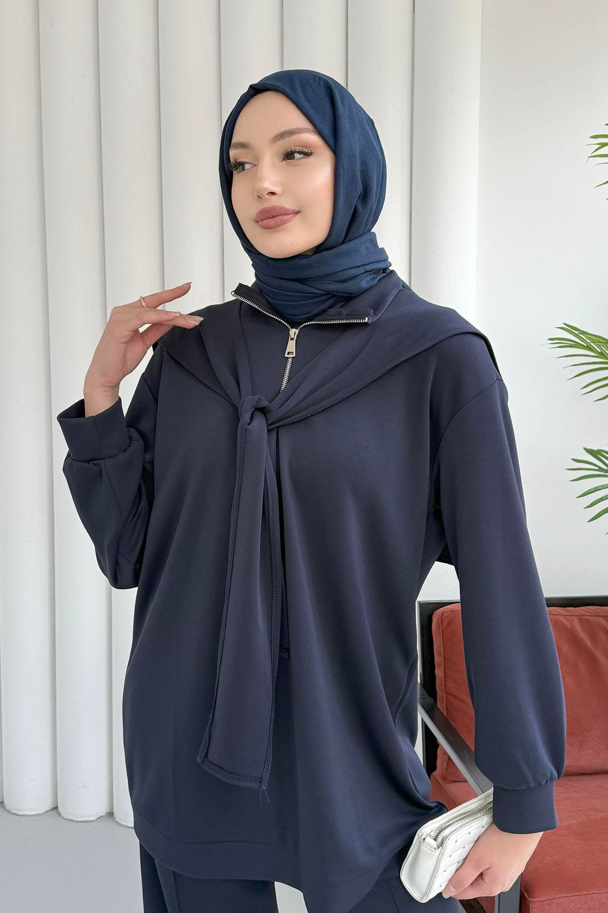 Önü Yarım Fermuarlı Fularlı Pantolonlu Tesettür Takım-LACİVERT