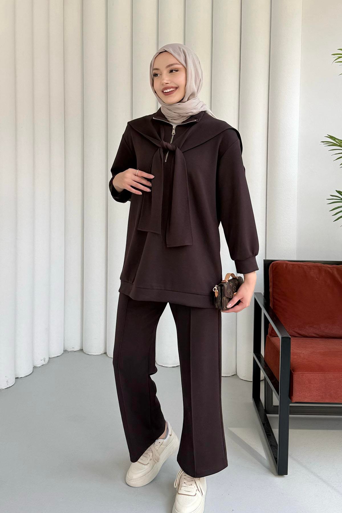 Önü Yarım Fermuarlı Fularlı Pantolonlu Tesettür Takım-ACI KAHVE