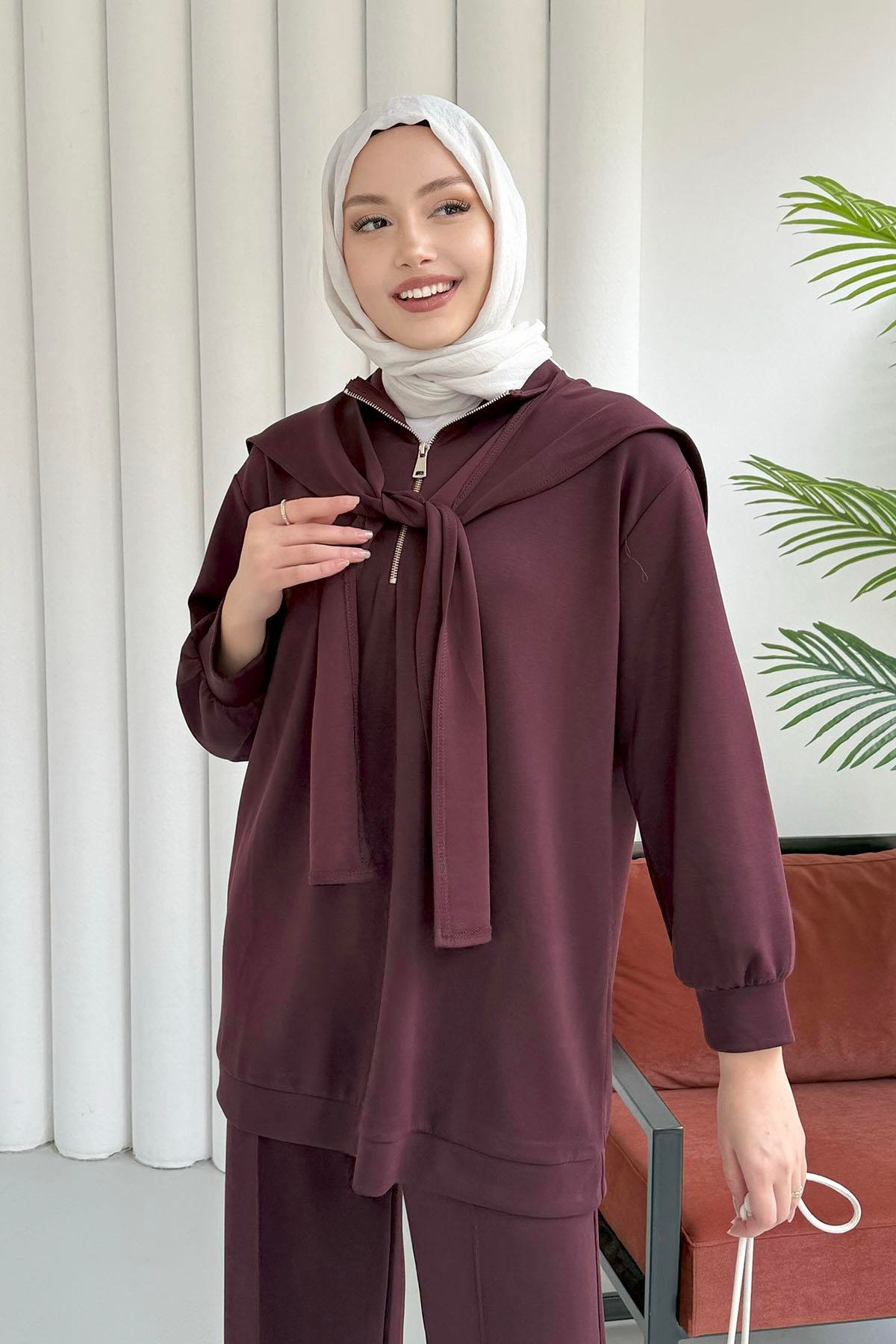 Önü Yarım Fermuarlı Fularlı Pantolonlu Tesettür Takım-BORDO