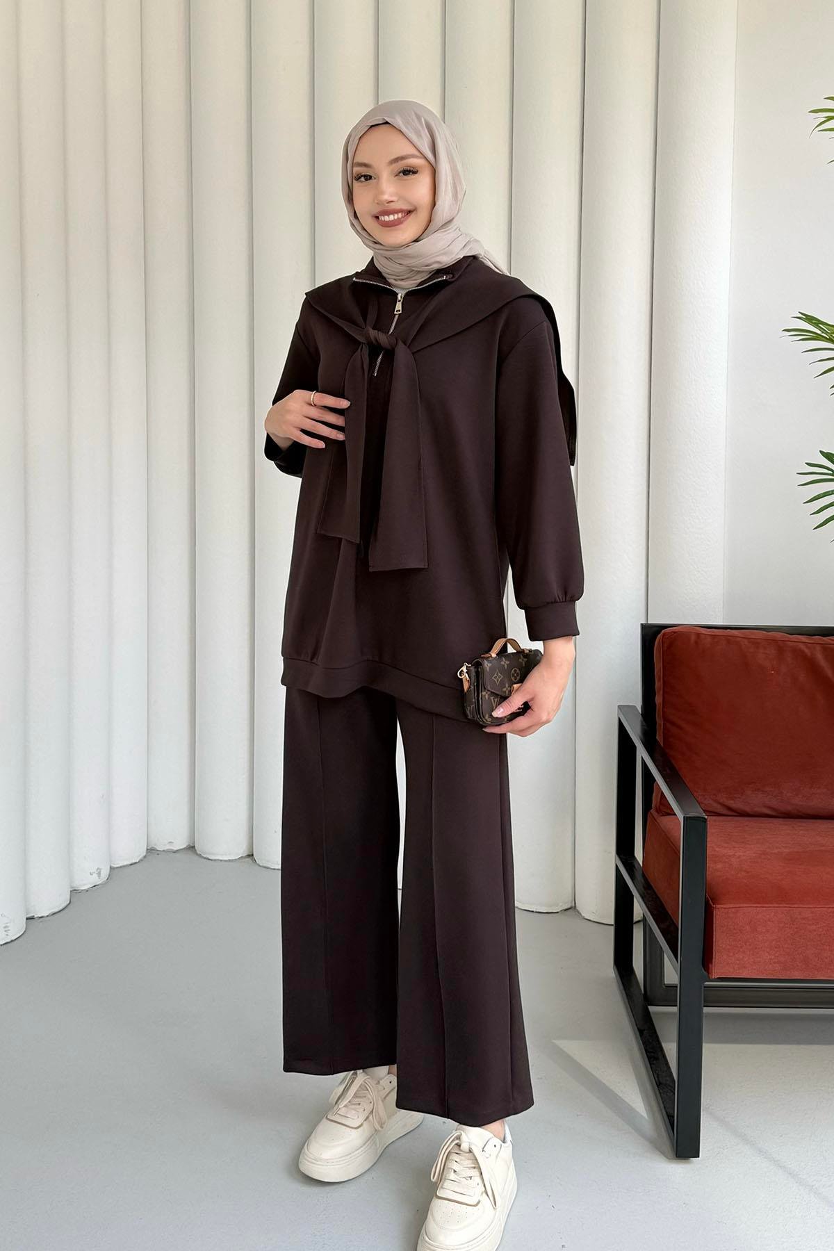Önü Yarım Fermuarlı Fularlı Pantolonlu Tesettür Takım-ACI KAHVE