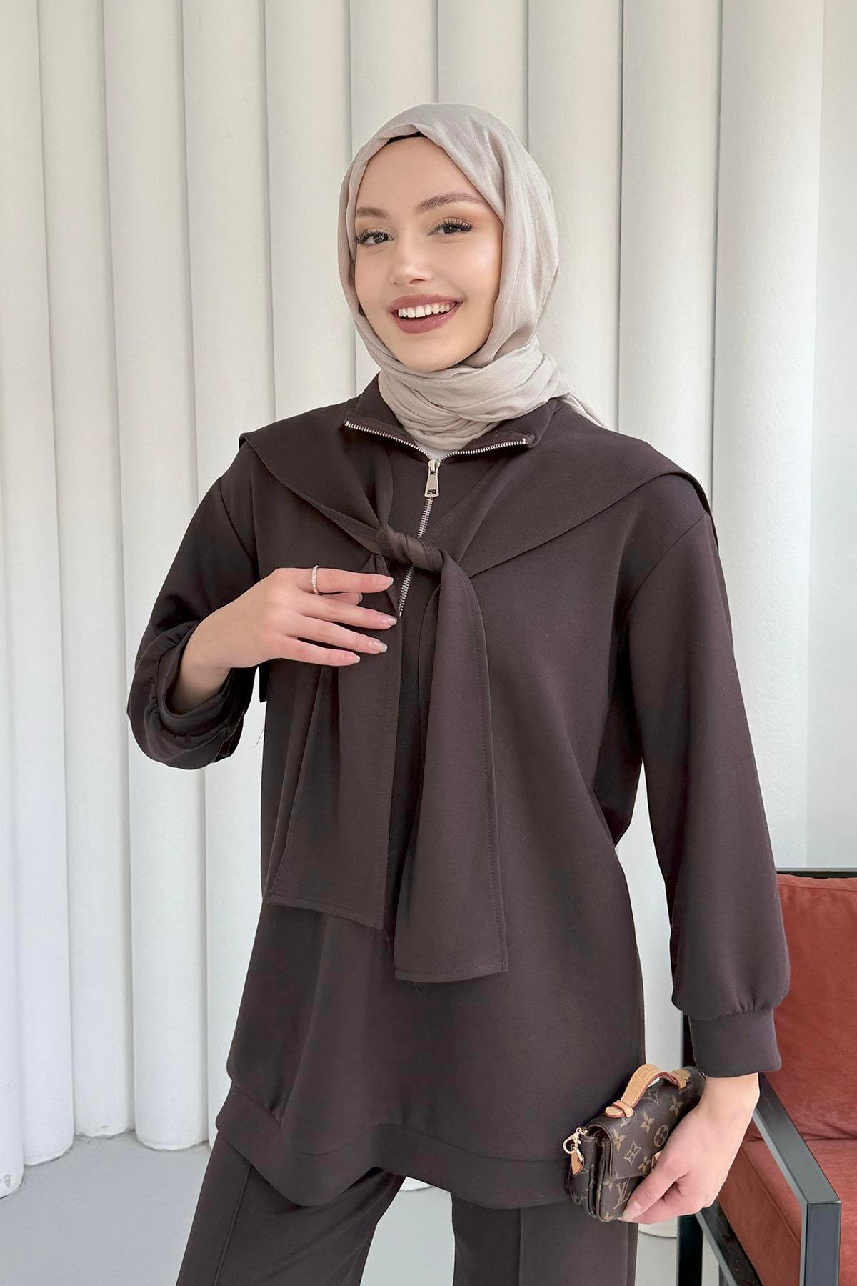 Önü Yarım Fermuarlı Fularlı Pantolonlu Tesettür Takım-ACI KAHVE