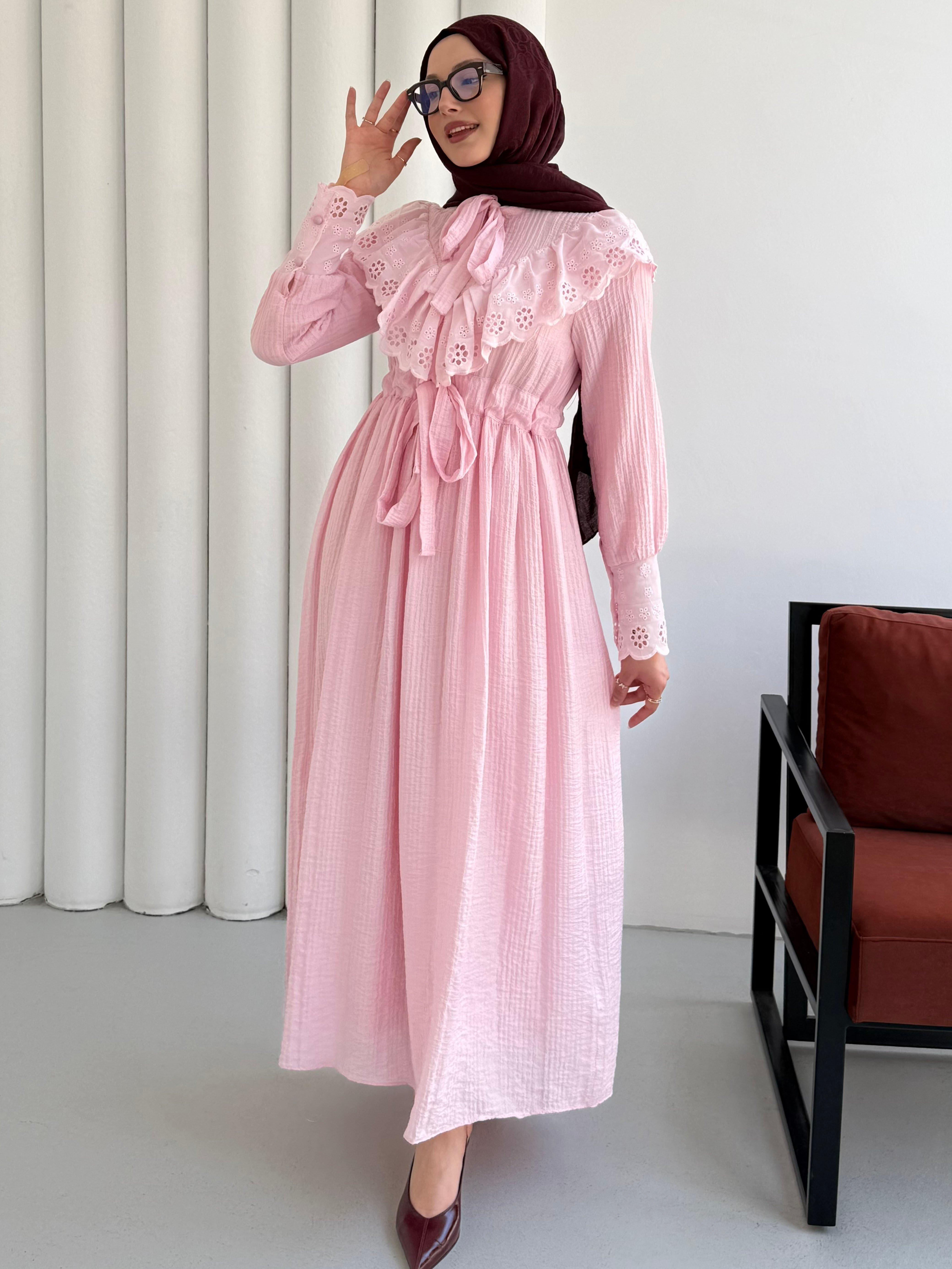 Pelerin Yaka Brode Dantelli Tesettür Elbise-PEMBE