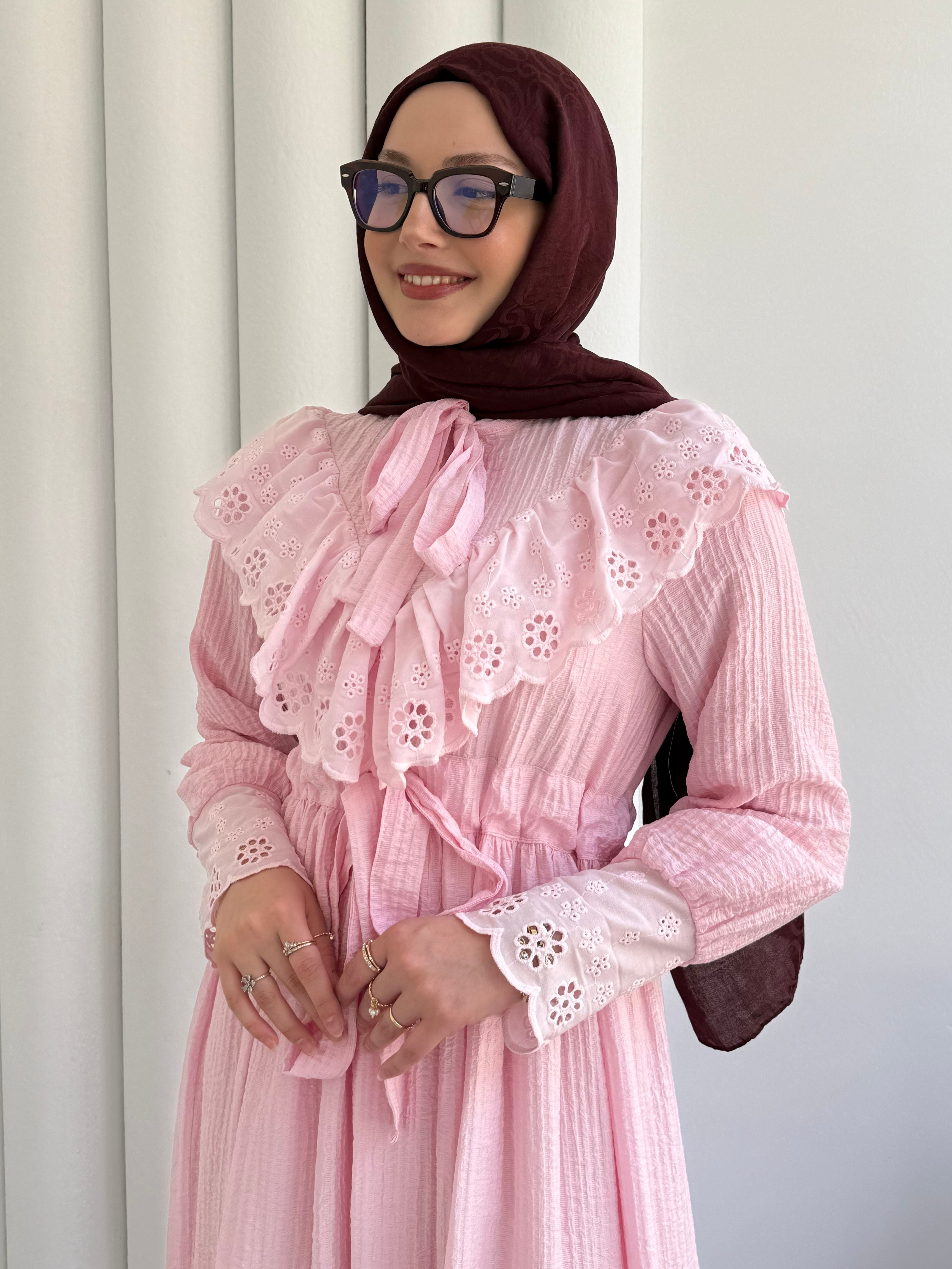 Pelerin Yaka Brode Dantelli Tesettür Elbise-PEMBE