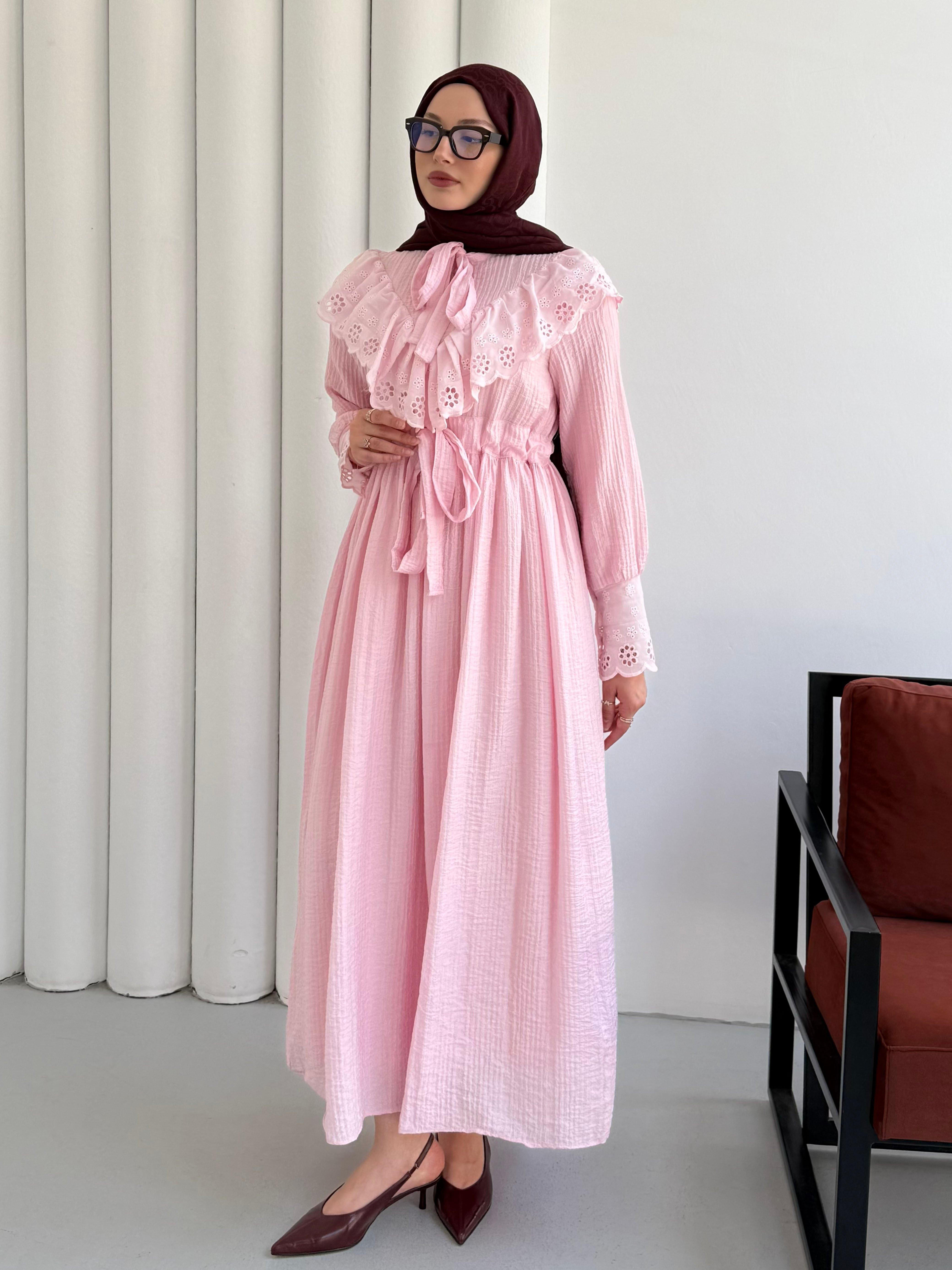 Pelerin Yaka Brode Dantelli Tesettür Elbise-PEMBE