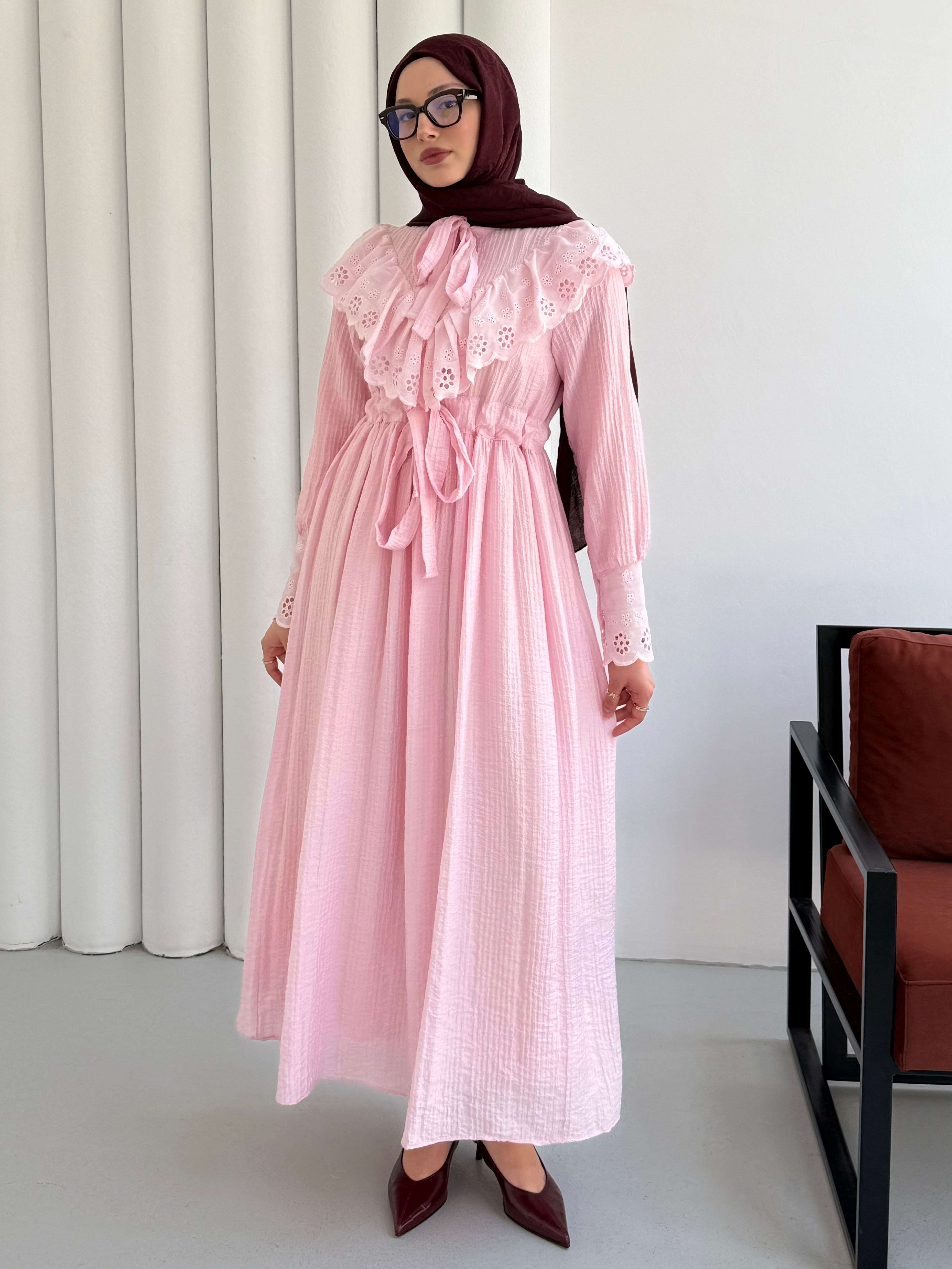 Pelerin Yaka Brode Dantelli Tesettür Elbise-PEMBE