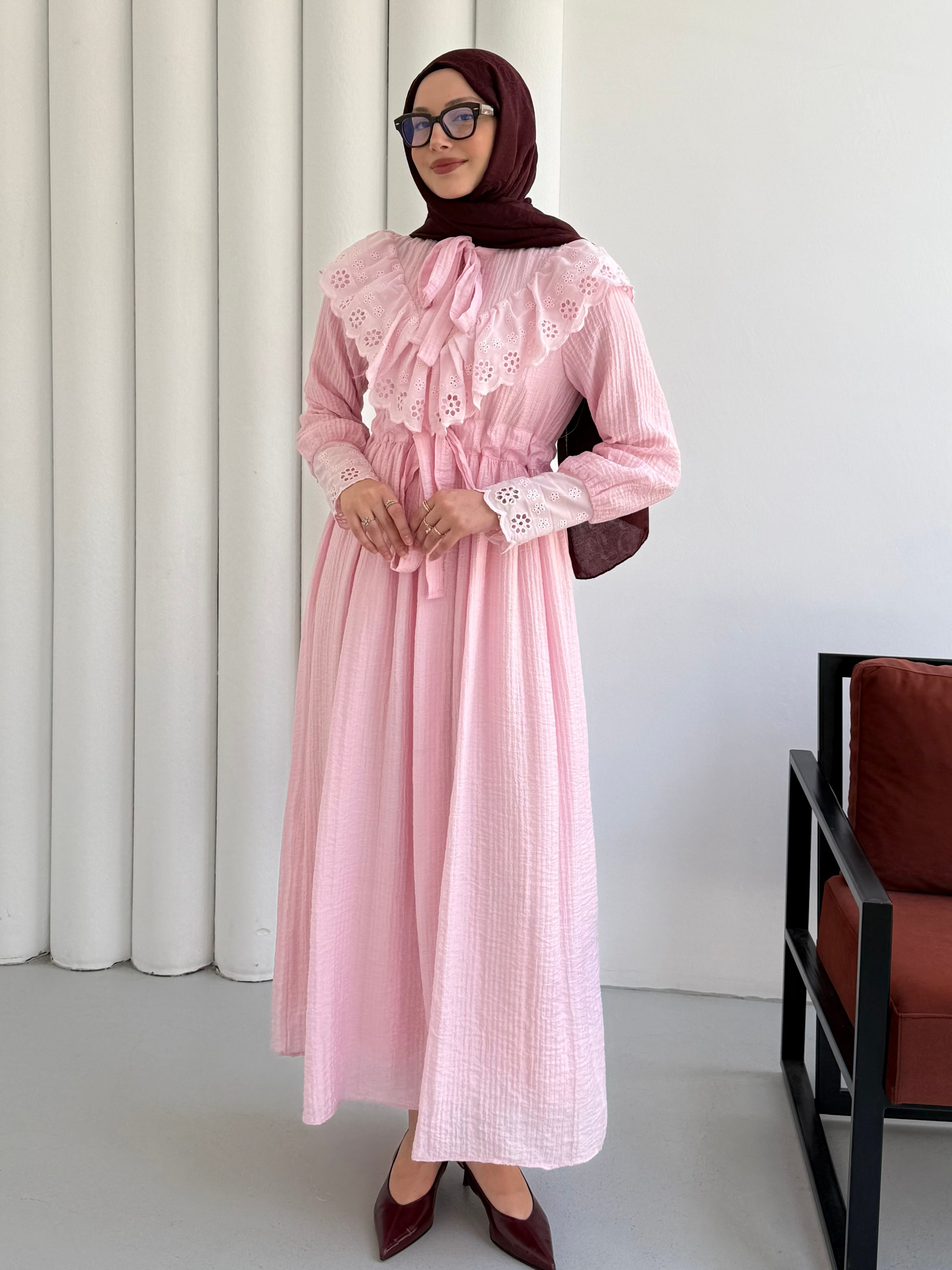Pelerin Yaka Brode Dantelli Tesettür Elbise-PEMBE