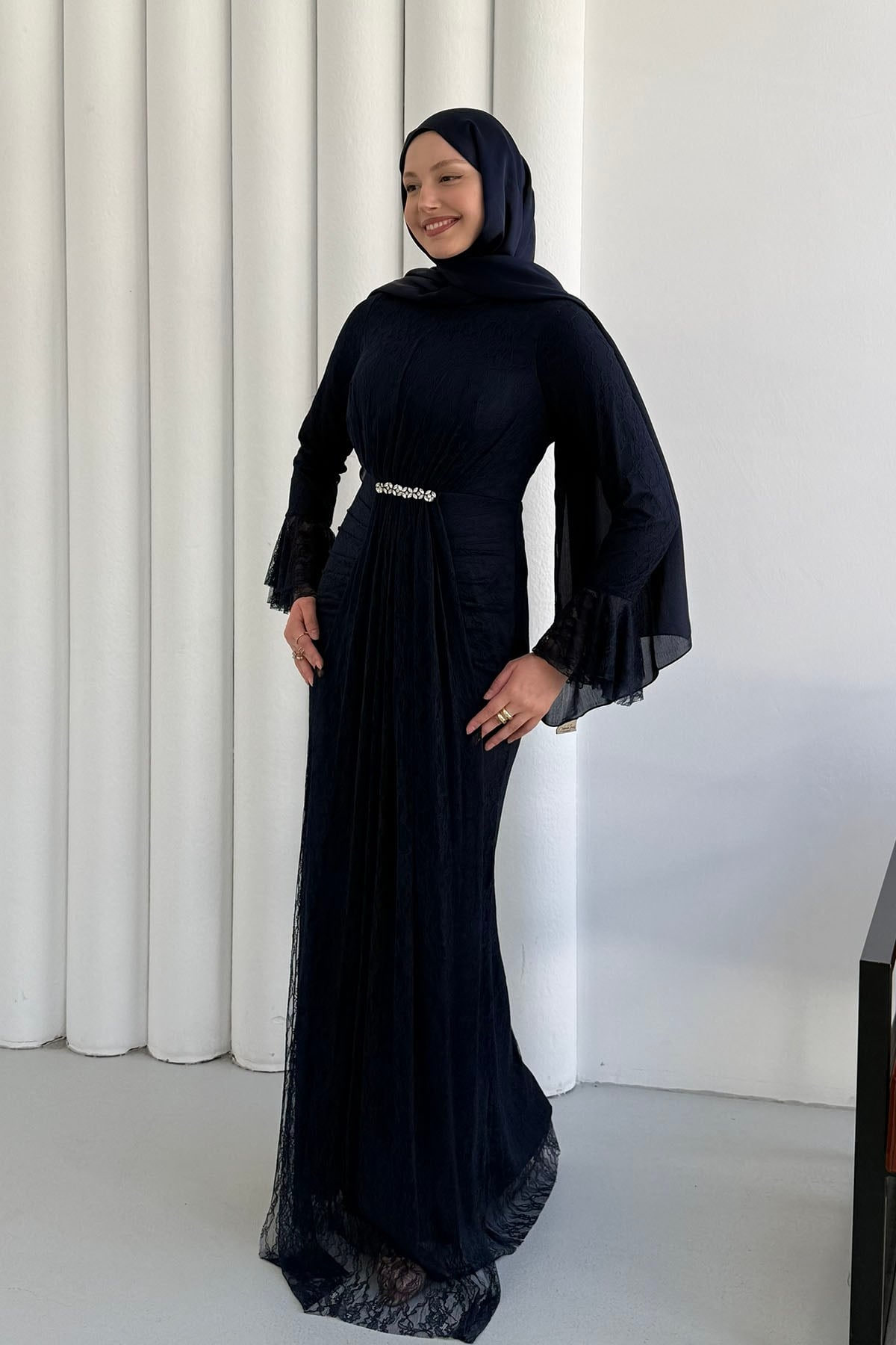 Perla Önü Taş İşlemeli Dantelli Volan Kol Tesettür Abiye-LACİVERT