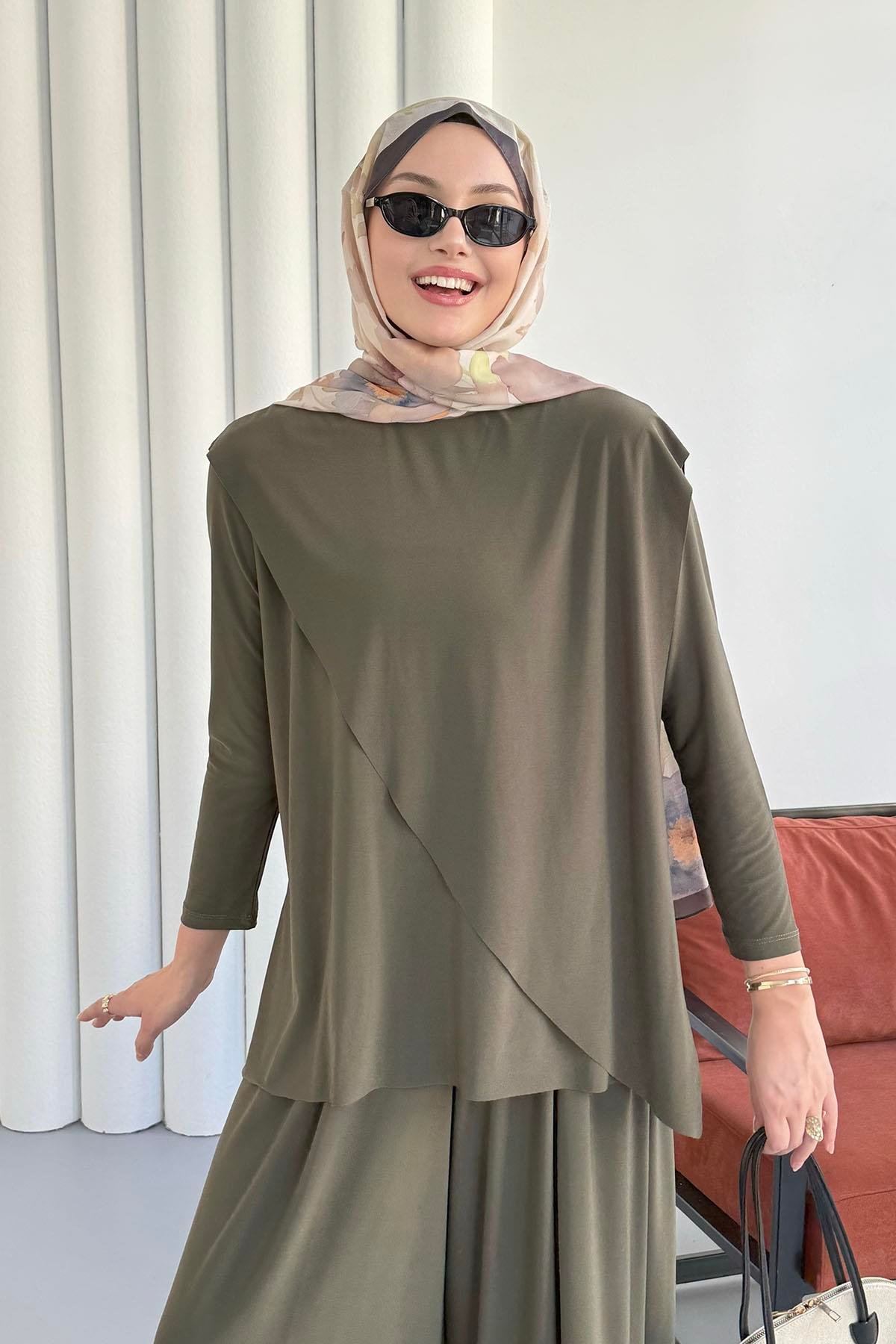 Sandy Kumaş Asimetrik Pantolonlu Tesettür Takım-HAKİ YEŞİL