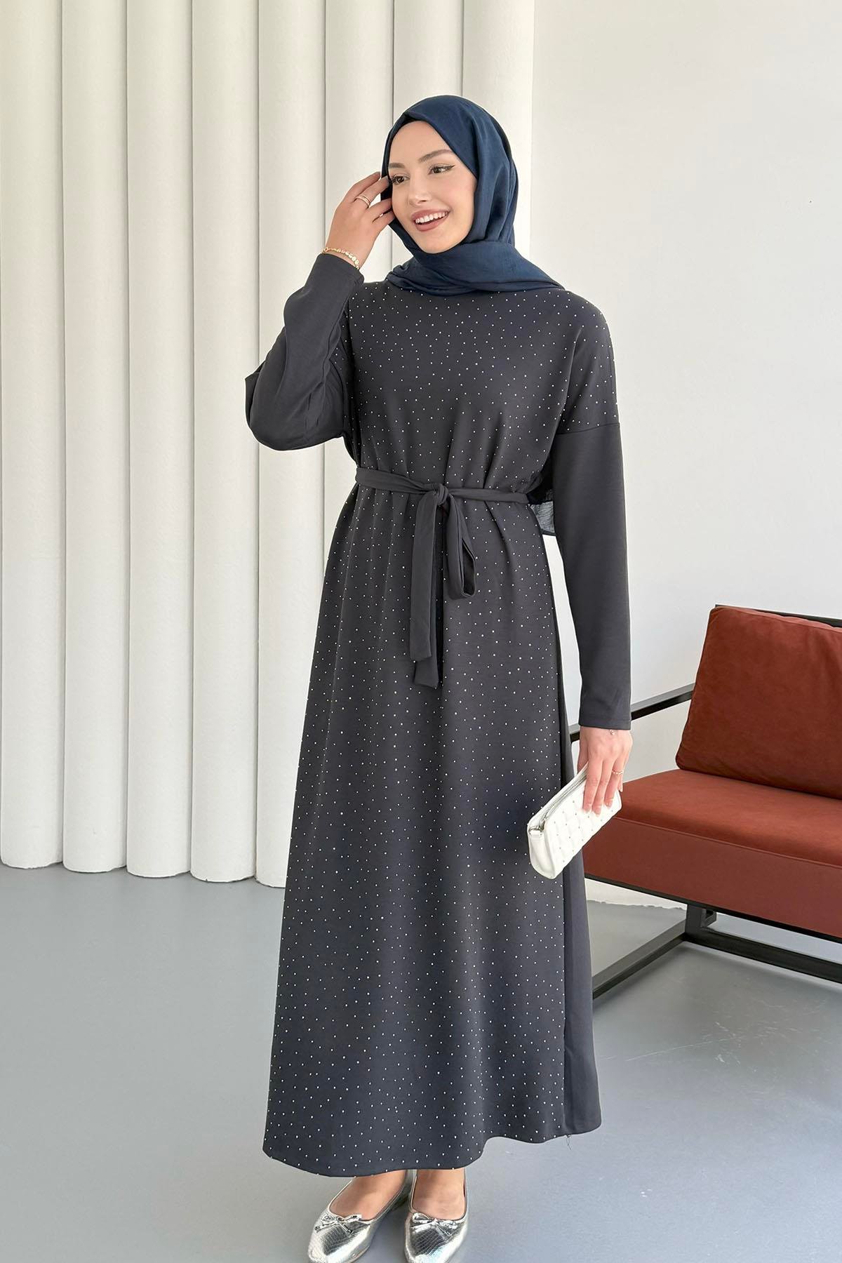 Seyyar Kuşaklı Önü Taşlı Oysho Tesettür Elbise-ANTRASİT