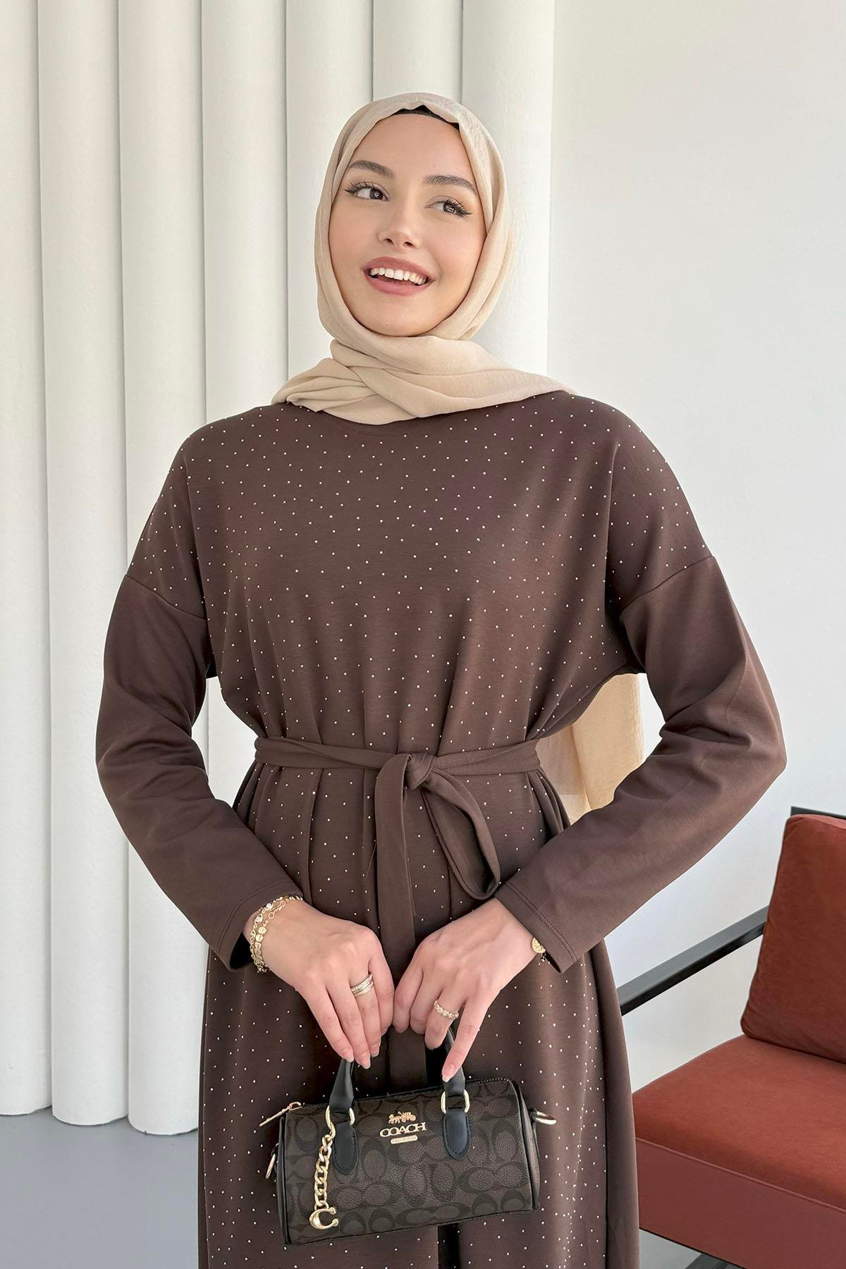 Seyyar Kuşaklı Önü Taşlı Oysho Tesettür Elbise-KAHVERENGİ