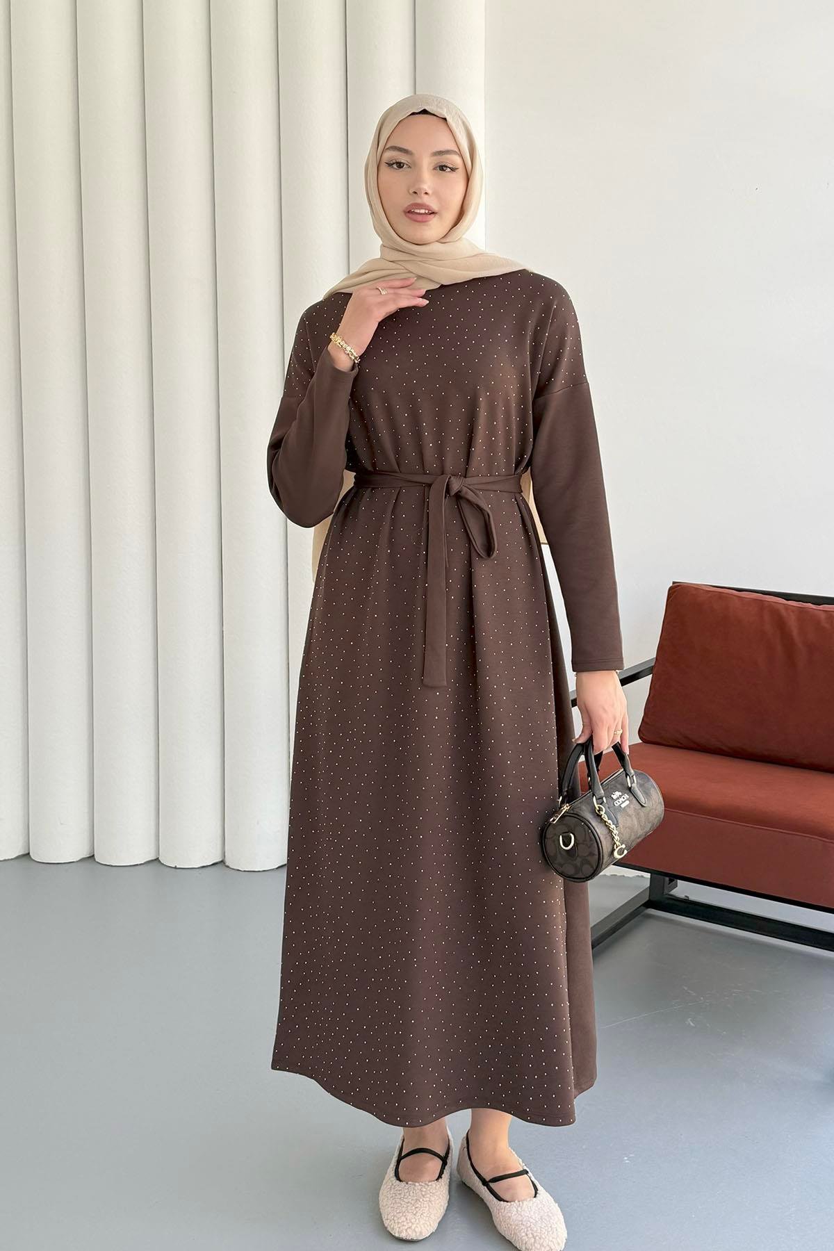 Seyyar Kuşaklı Önü Taşlı Oysho Tesettür Elbise-KAHVERENGİ