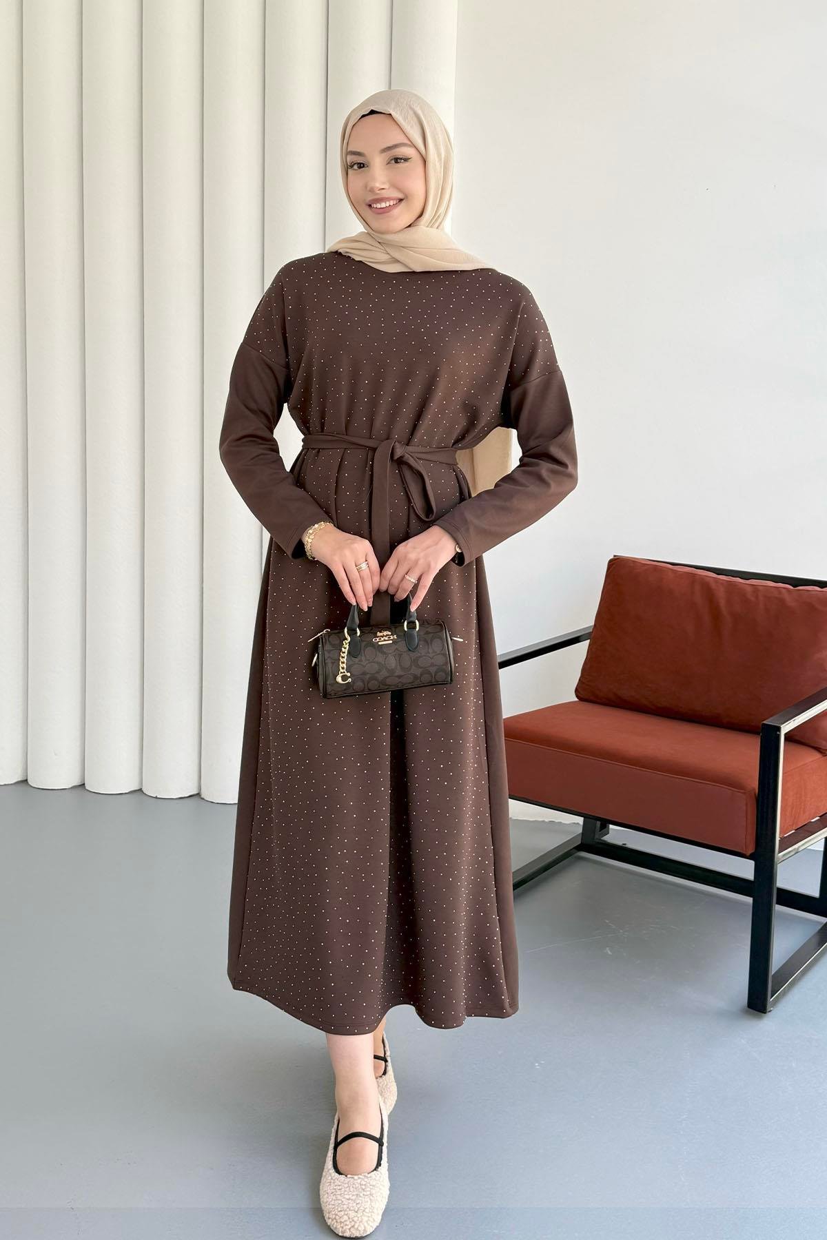 Seyyar Kuşaklı Önü Taşlı Oysho Tesettür Elbise-KAHVERENGİ
