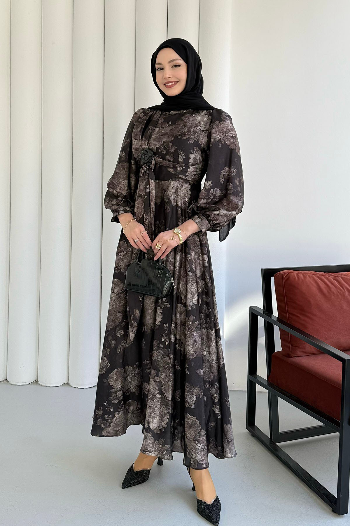 Toka Detaylı Saten Kumaş Tesettür Elbise-SİYAH