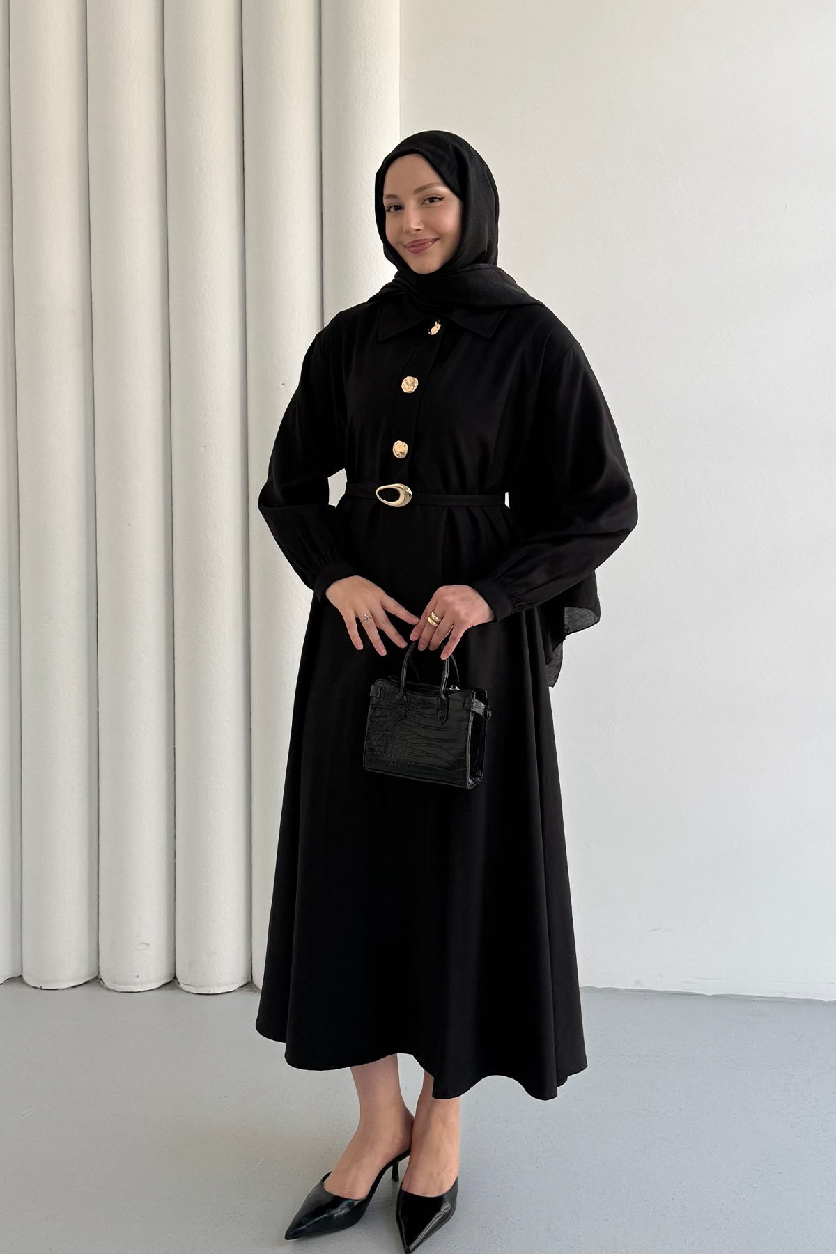 Yakalı Gold Düğme Detaylı Kemerli Tesettür Elbise-SİYAH