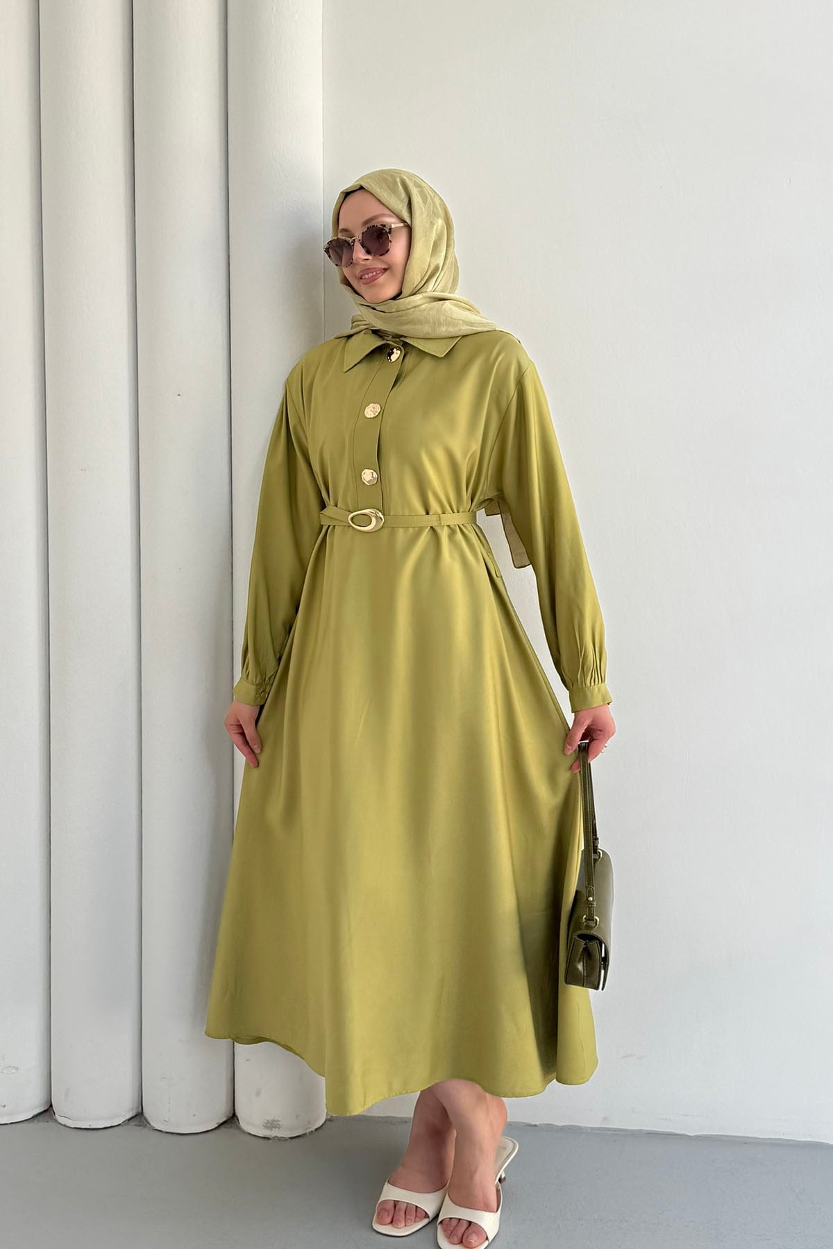 Yakalı Gold Düğme Detaylı Kemerli Tesettür Elbise-YAĞ YEŞİLİ