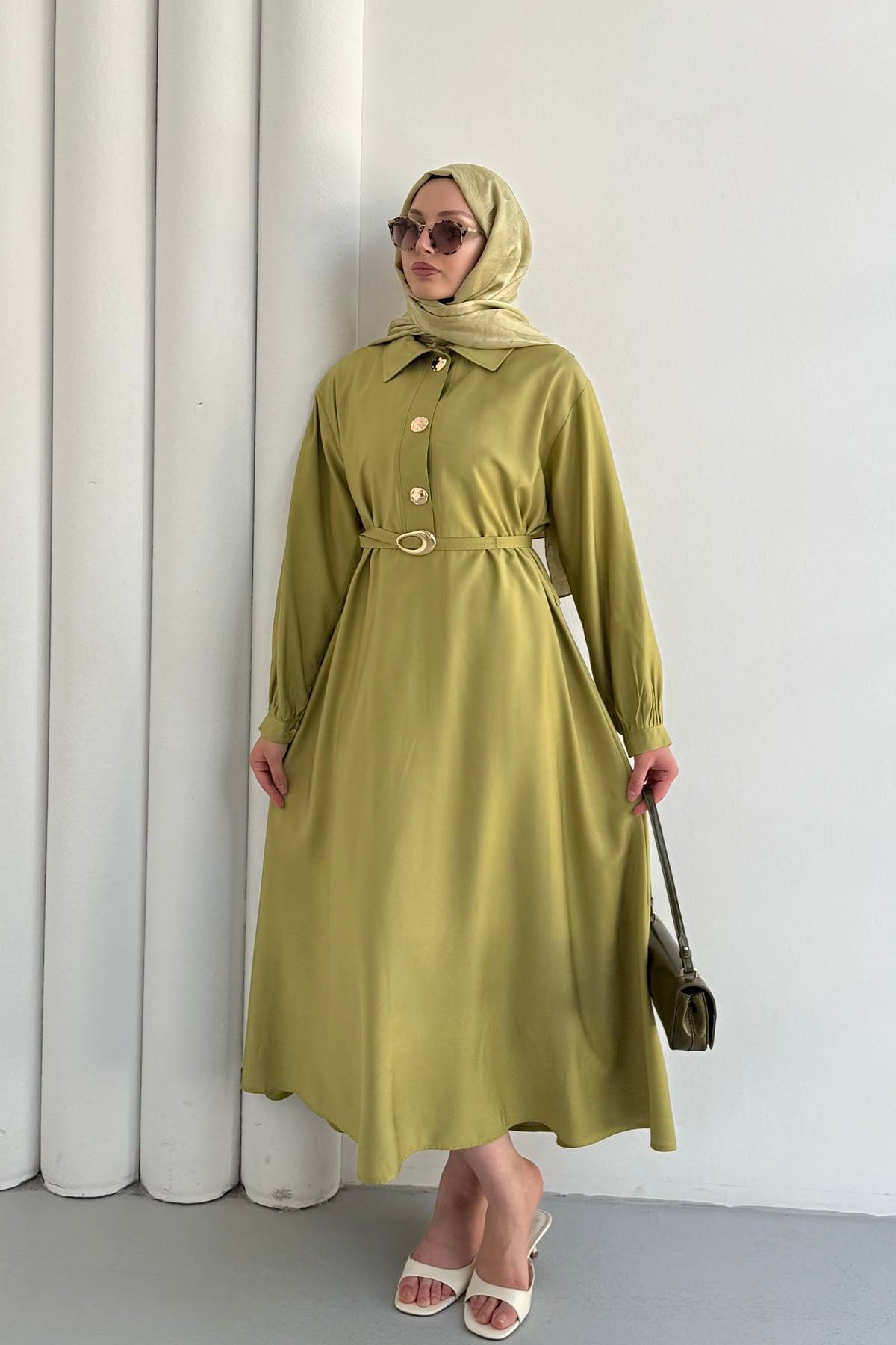 Yakalı Gold Düğme Detaylı Kemerli Tesettür Elbise-YAĞ YEŞİLİ