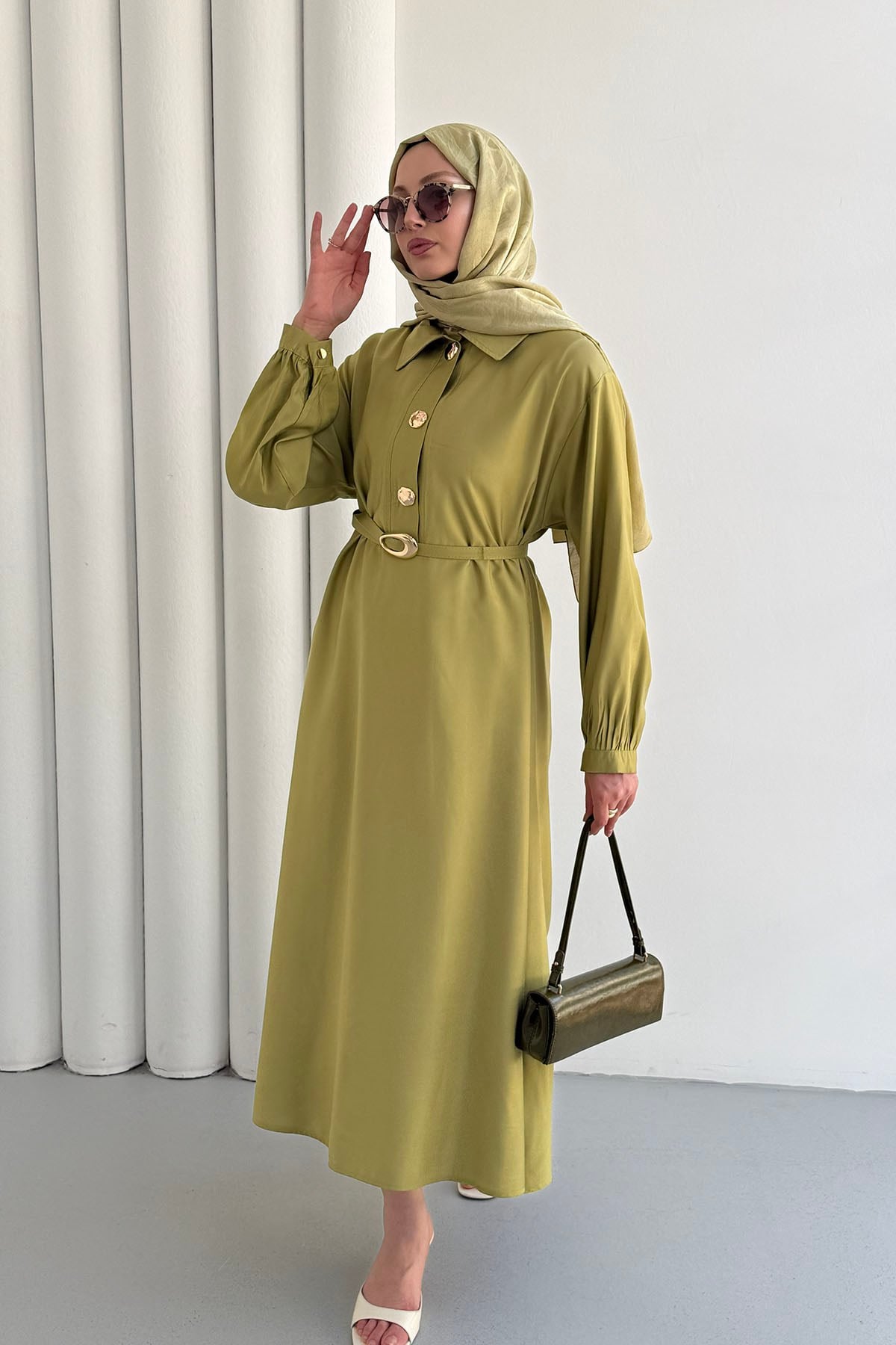 Yakalı Gold Düğme Detaylı Kemerli Tesettür Elbise-YAĞ YEŞİLİ