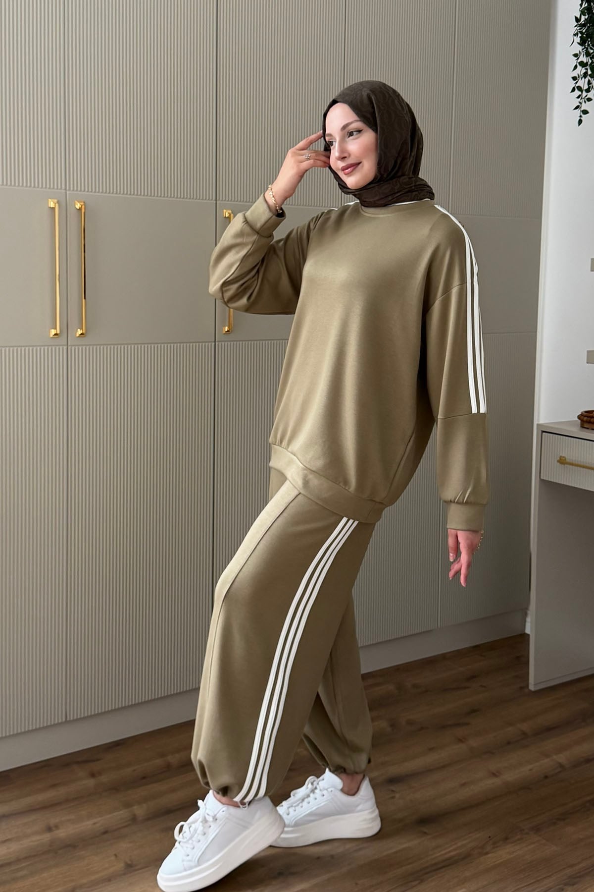 Yandan Şerit Detaylı Bol Paça Pantolonlu Tesettür Takım-HAKİ YEŞİL