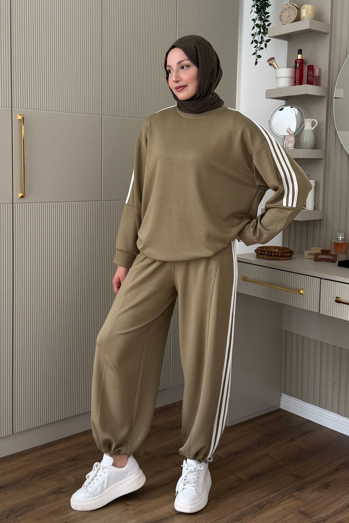 Yandan Şerit Detaylı Bol Paça Pantolonlu Tesettür Takım-HAKİ YEŞİL
