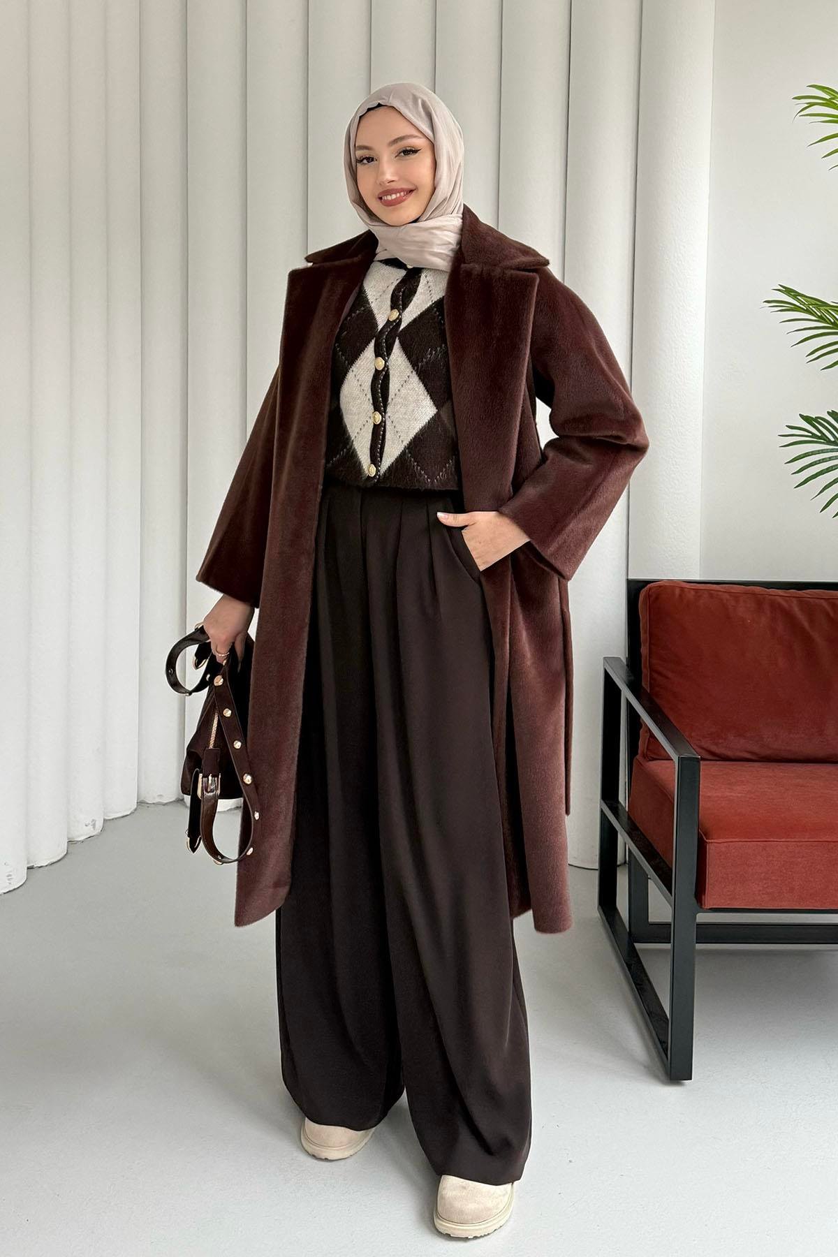 Yandan Yırtmaçlı Kuşaklı Kürk Kaban-KAHVERENGİ