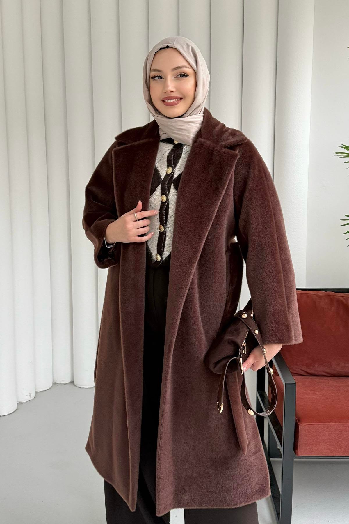 Yandan Yırtmaçlı Kuşaklı Kürk Kaban-KAHVERENGİ