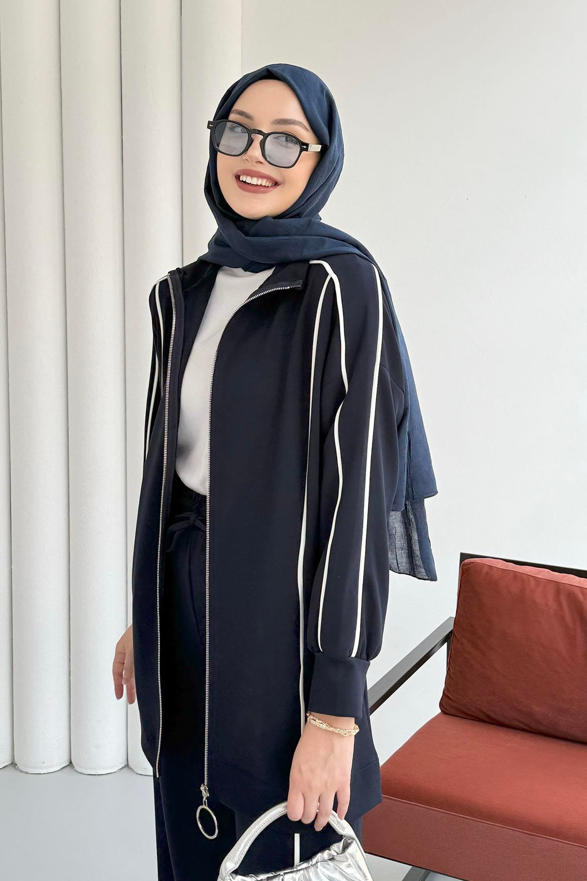 Yanlardan Şerit Detaylı Fermuarlı Tesettür Takım-LACİVERT