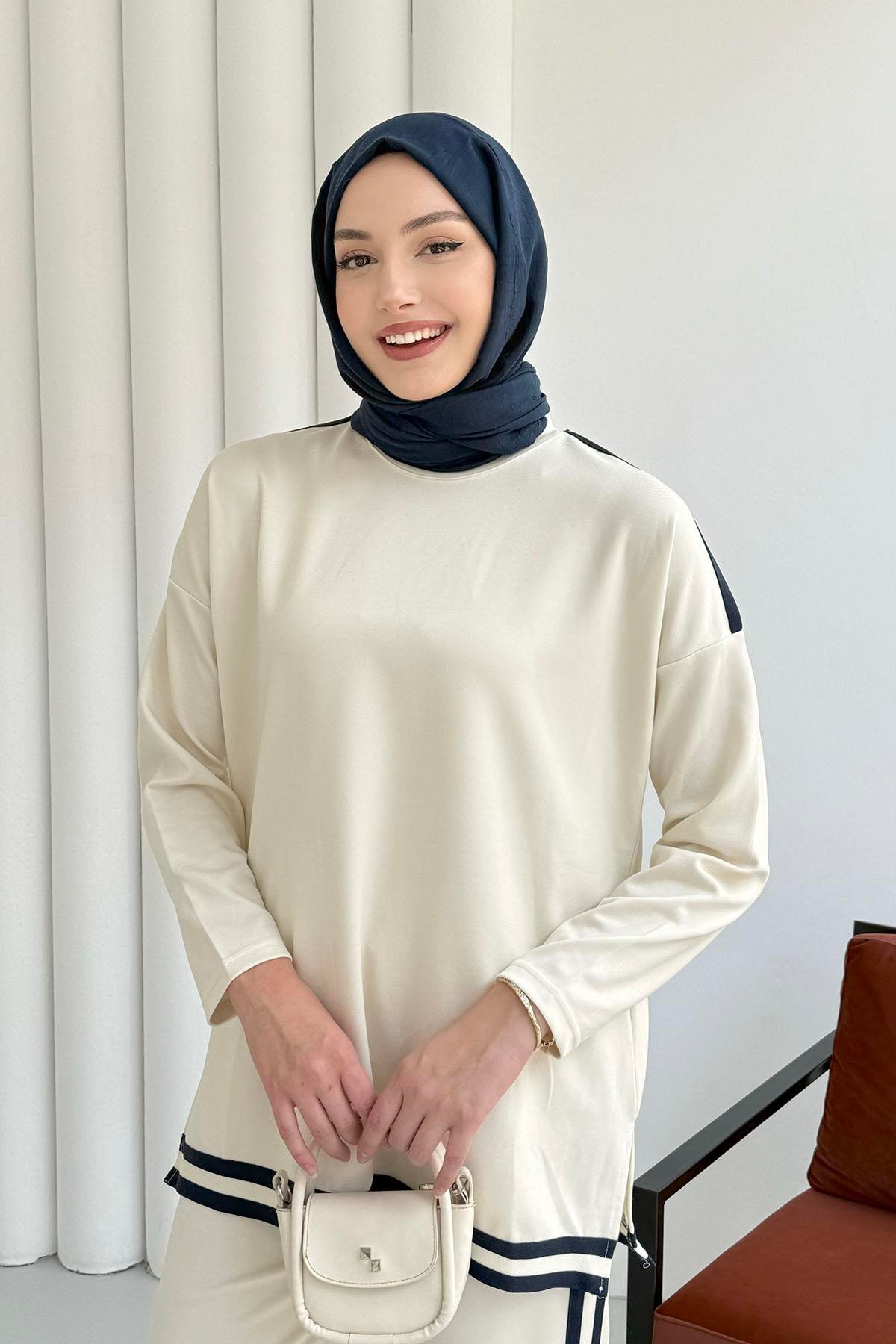 Yanlardan Şerit Detaylı Tesettür Takım-EKRU
