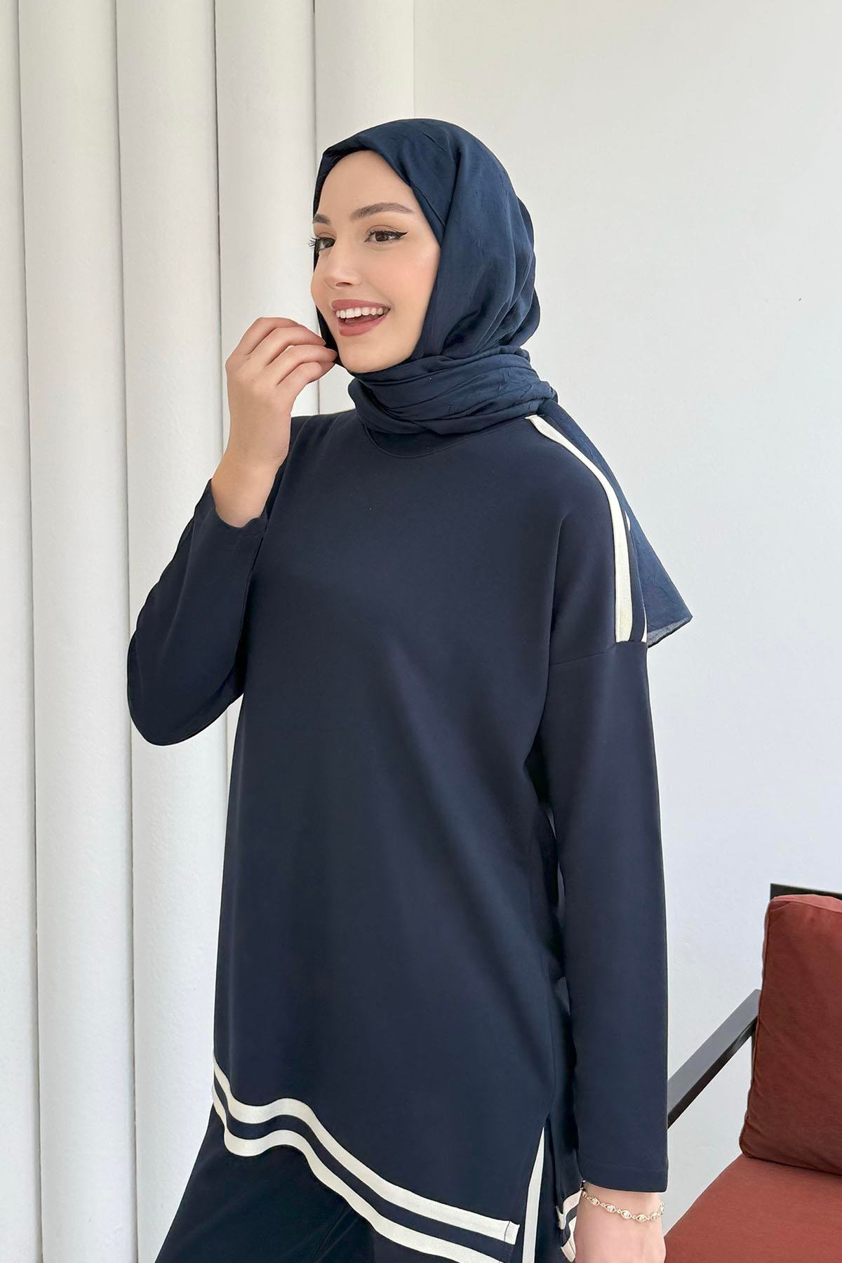 Yanlardan Şerit Detaylı Tesettür Takım-LACİVERT