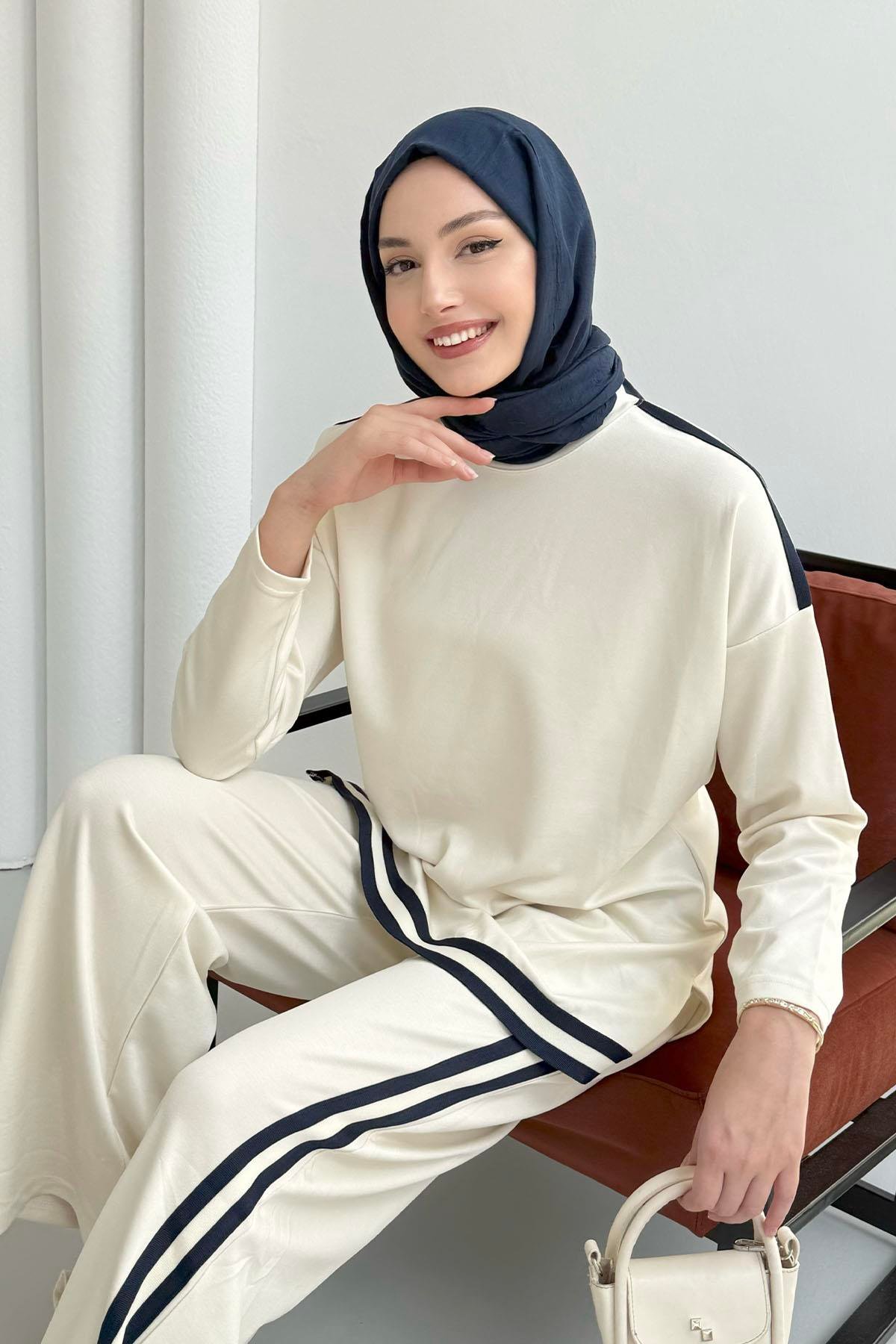 Yanlardan Şerit Detaylı Tesettür Takım-EKRU