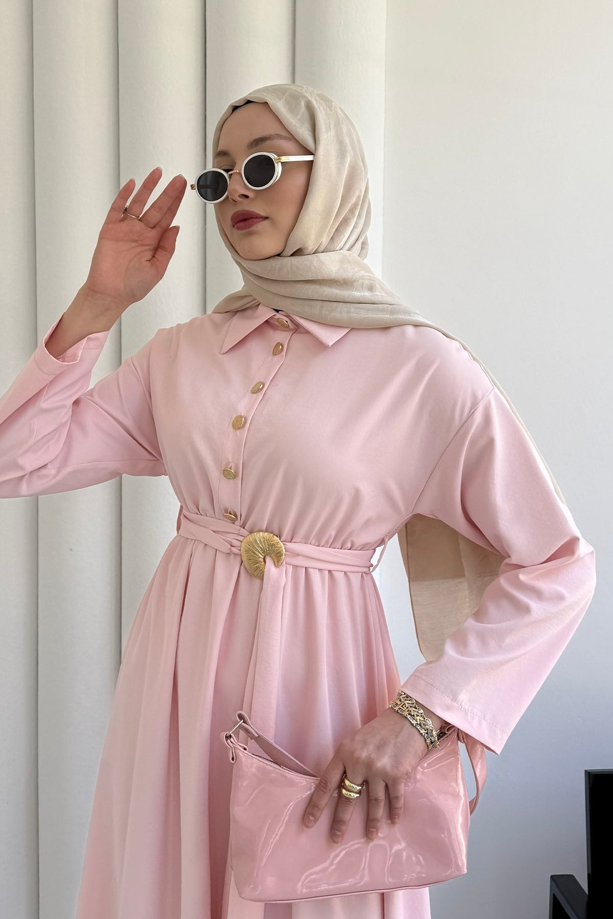 Yarım Düğmeli Kemer Broş Detaylı Tesettür Elbise-PEMBE