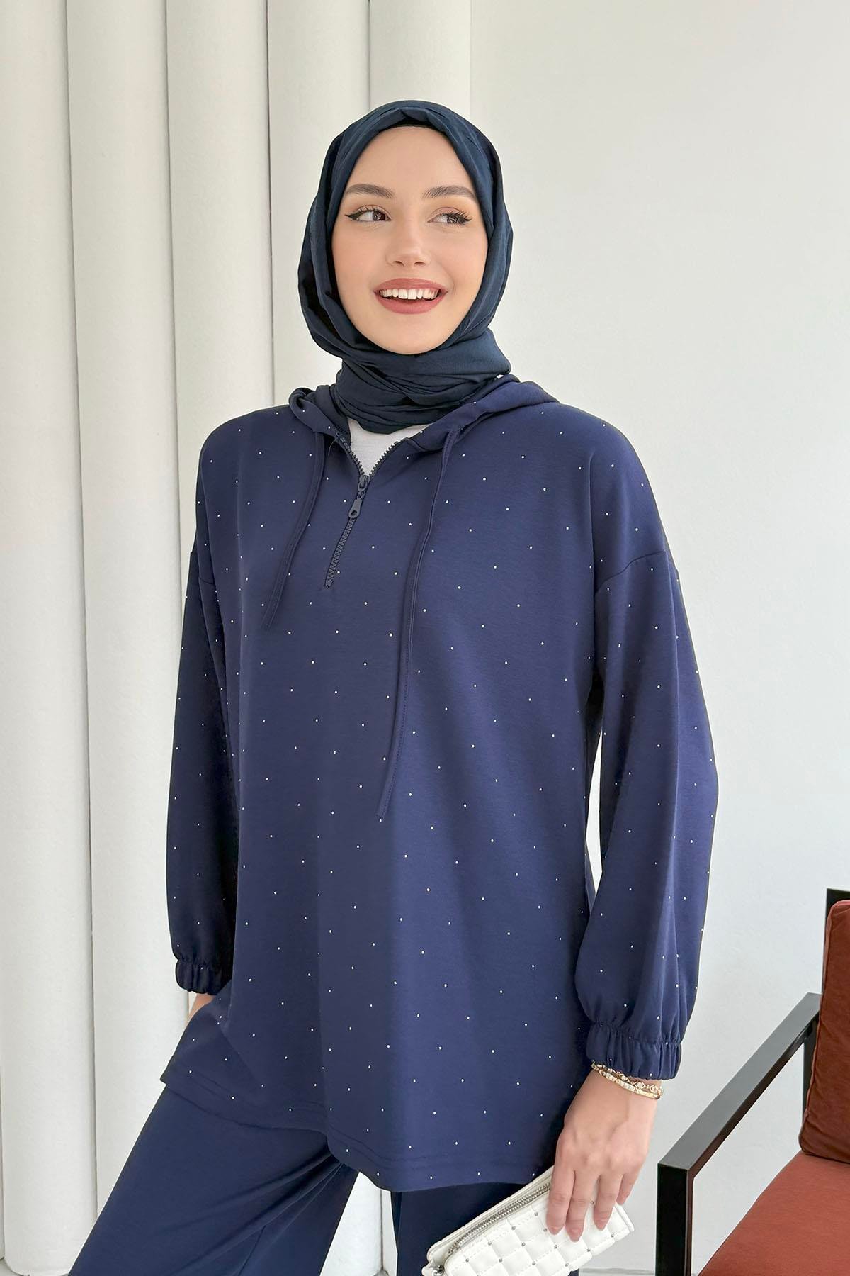 Yarım Fermuarlı Üst Taşlı Pantolonlu Tesettür Takım-LACİVERT